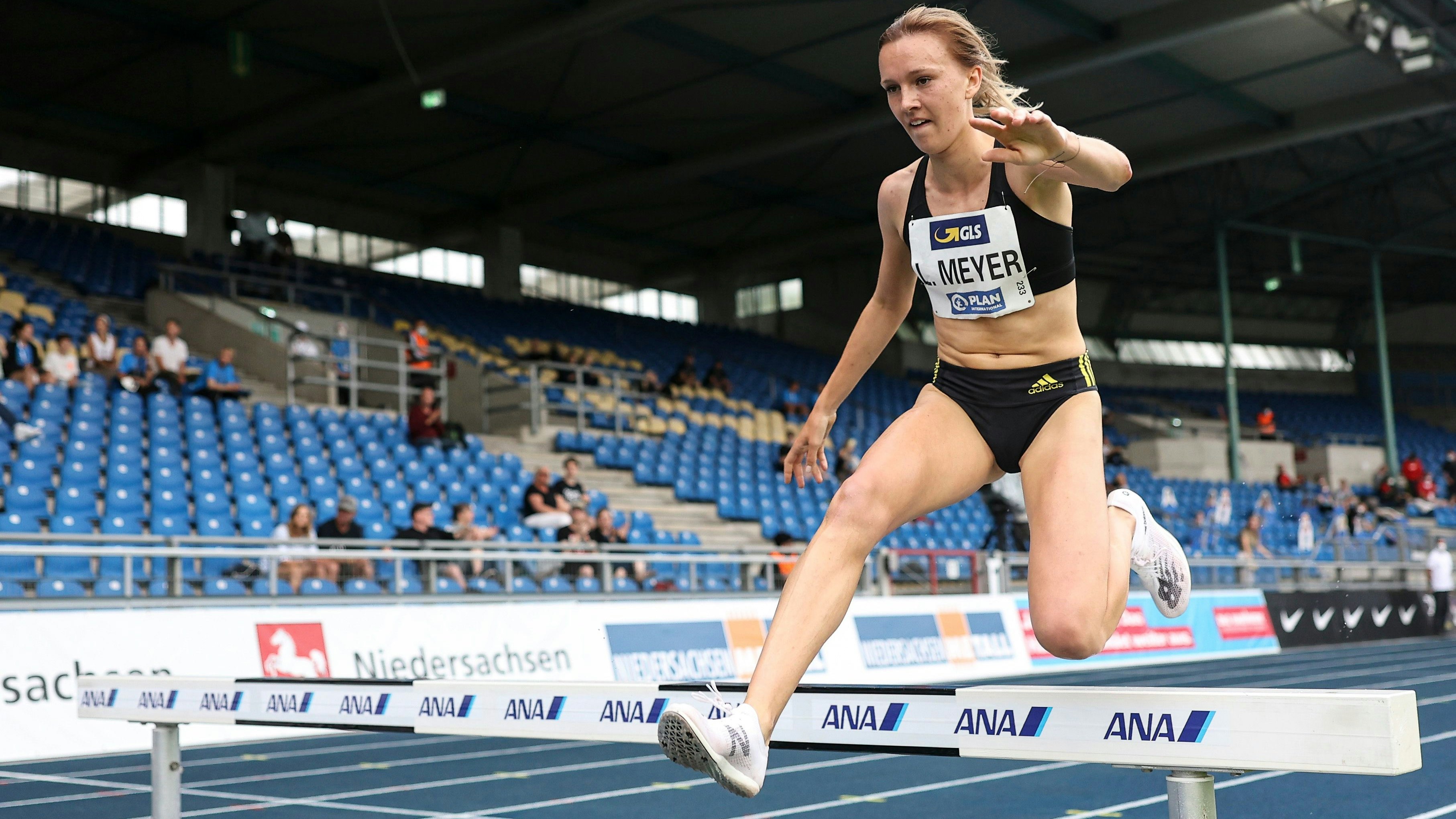 Auf dem Weg zur Silbermedaille: Lea Meyer wurde in Braunschweig Vizemeisterin über 3000 Meter Hindernis. Foto: Beautiful Sports/Axel Kohring