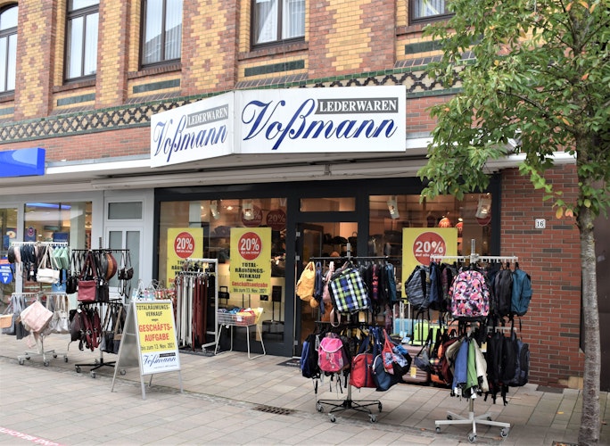 Markantes Ladengeschäft: Bei Lederwaren Voßmann läuft derzeit ein Räumungsverkauf. Foto: Kühn