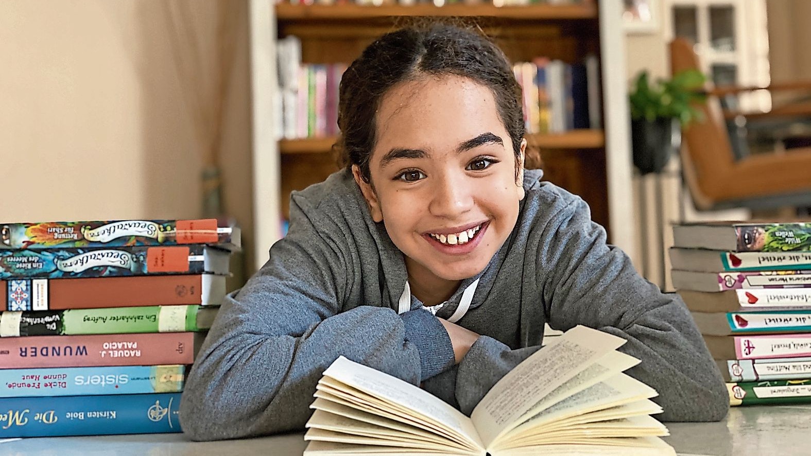 Gehört zu den größten jungen Lesefans: Die 11-jährige Lily El Meziani aus Bösel kann einem Tag gerne auch mal 2 Bücher verschlingen. Fotos: Claudia Wimberg