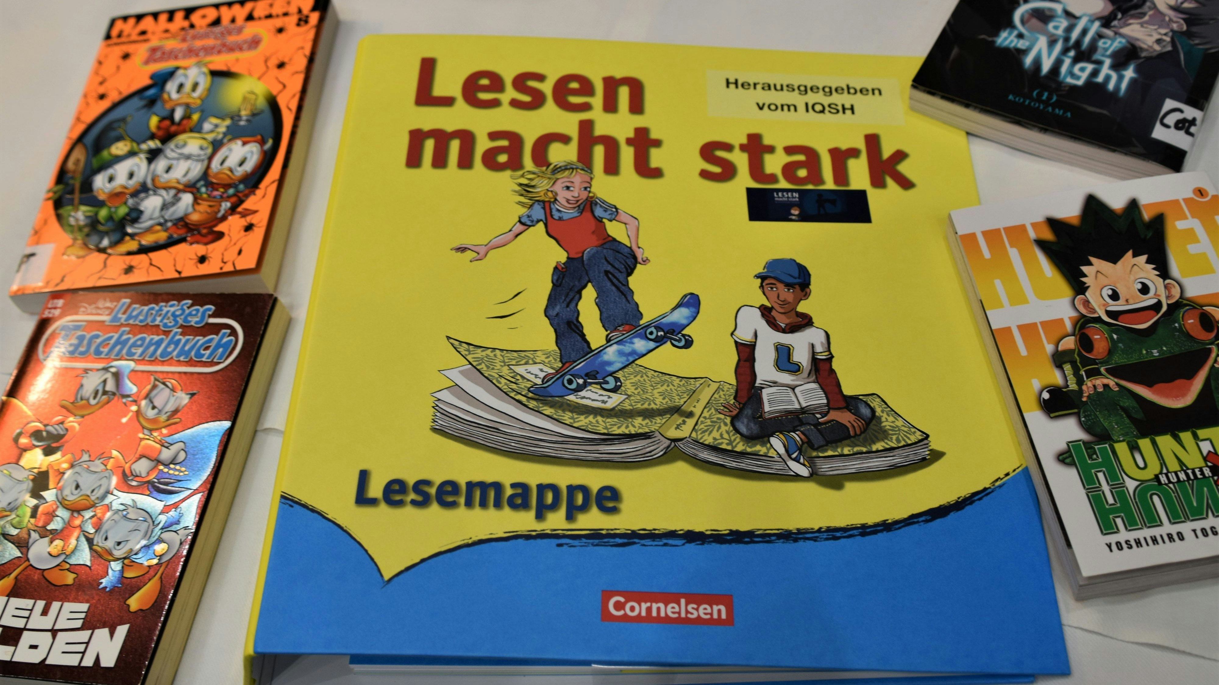 Lesestoff: Der gelbe Ordner, der an der Oberschule Bösel verteilt wurde, bietet Lesestrategien und Material, um das Lesen systematisch zu üben. Foto: Hahn