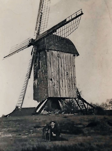 Das einzige, jetzt aufgetauchte Foto der Linderner Windmühle stammt aus dem Jahr 1910 und zeigt Peter Klostermannm, den Sohn des holländischen Kaufmanns, Anton Klostermann vor der Mühle.  C.Schute