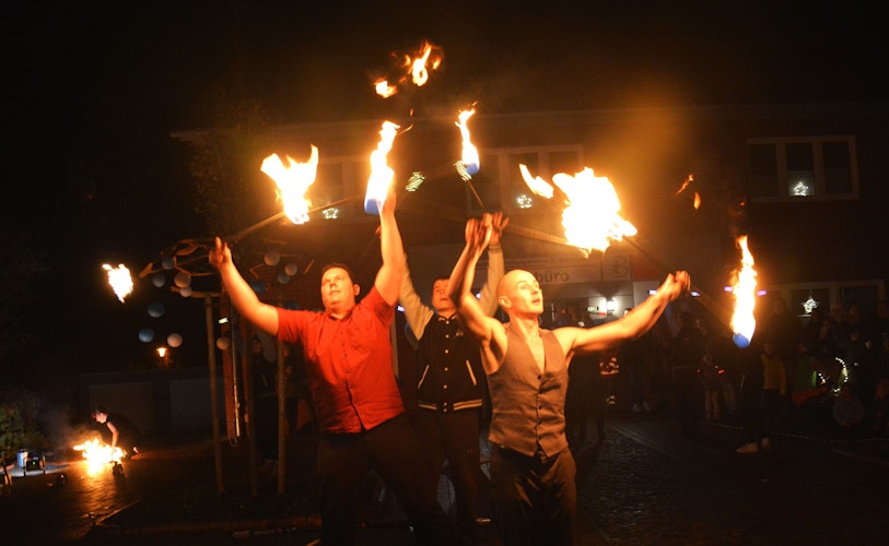 Sorgte für Unterhaltung: Eine atemberaubende Feuershow zeigte der Zirkus Artisttikka. Foto: Sperveslage