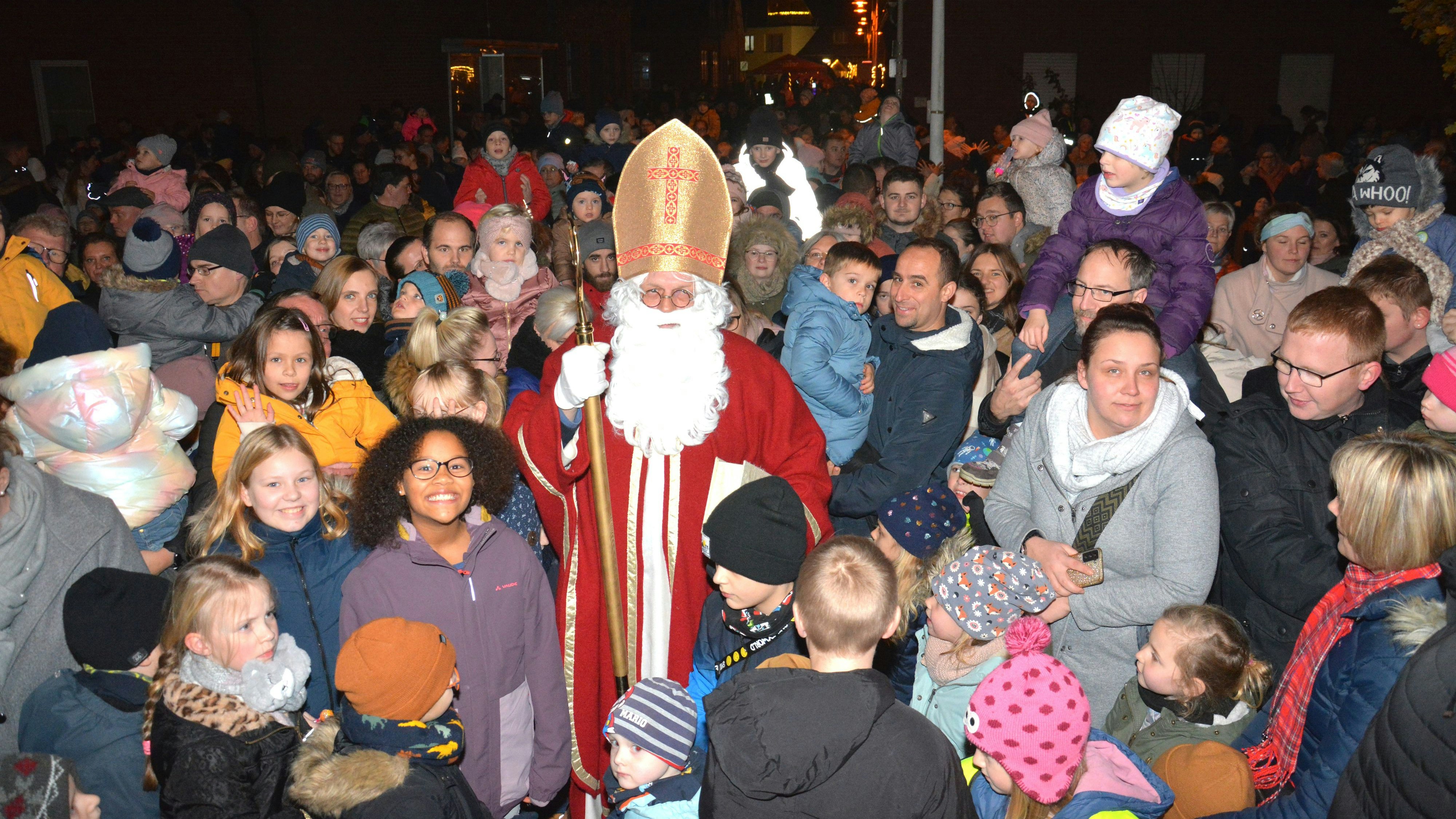 Viel los: Die Kinder und Familien versammelten sich vor dem Rathaus, um den Heiligen Nikolaus zu begrüßen. Foto: Sperveslage