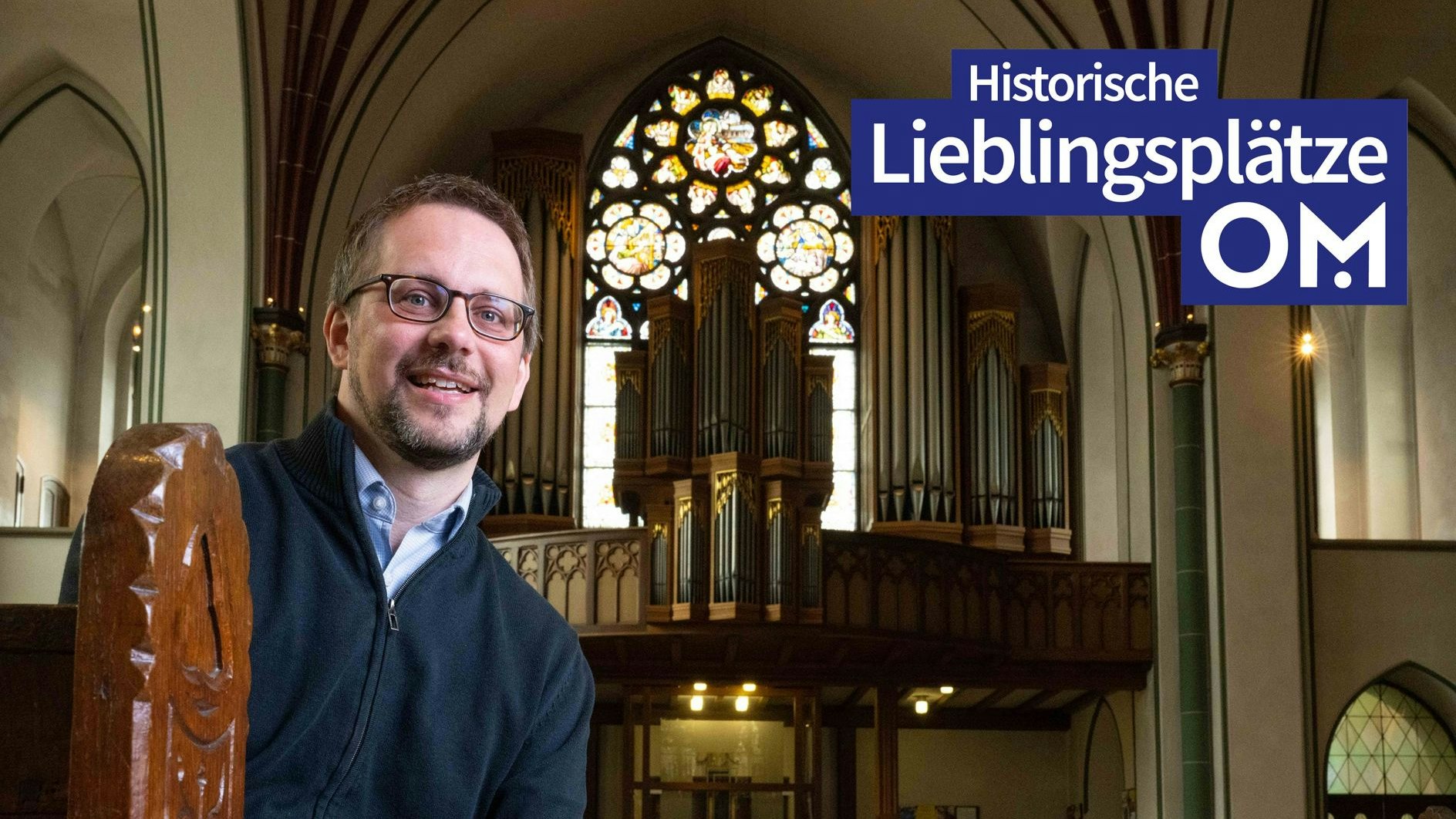 Blick auf den Arbeitsplatz: Kirchenmusiker Dr. Gabriel Isenberg sitzt regelmäßig an der Orgel von St. Viktor. In stillen Momenten kann er das Te-Deum-Fenster bewundern. Foto: M. Niehues