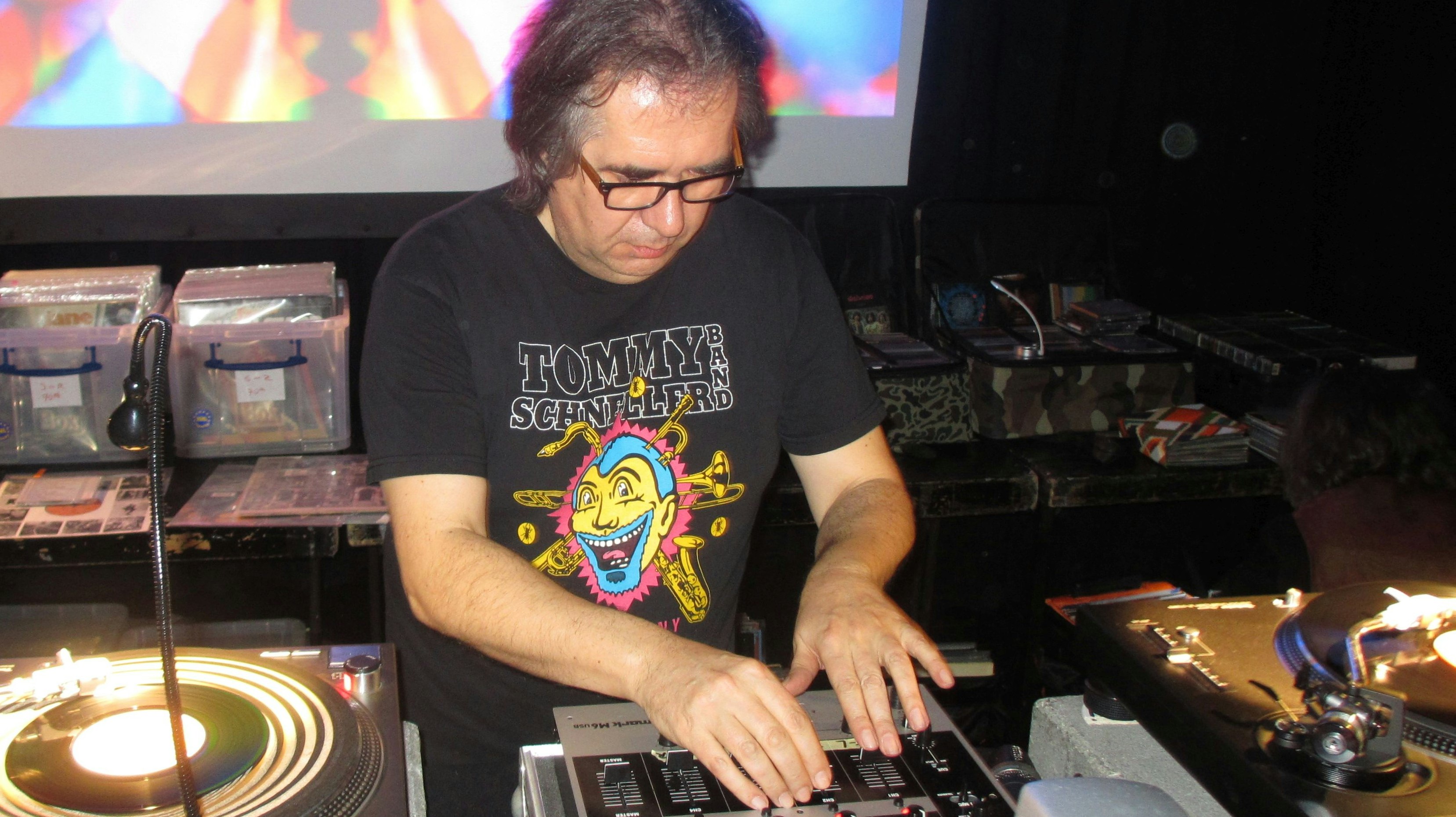 Plattenspieler statt MP3: Als Retro-DJ ist Gisbert Wegener voll in seinem Element. Foto: privat
