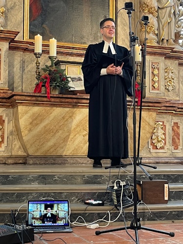 Von der Kamera ins Internet: Pfarrer Christoph Schäfer aus Steinfeld bei der Videoaufnahme. Foto: J. Scholz