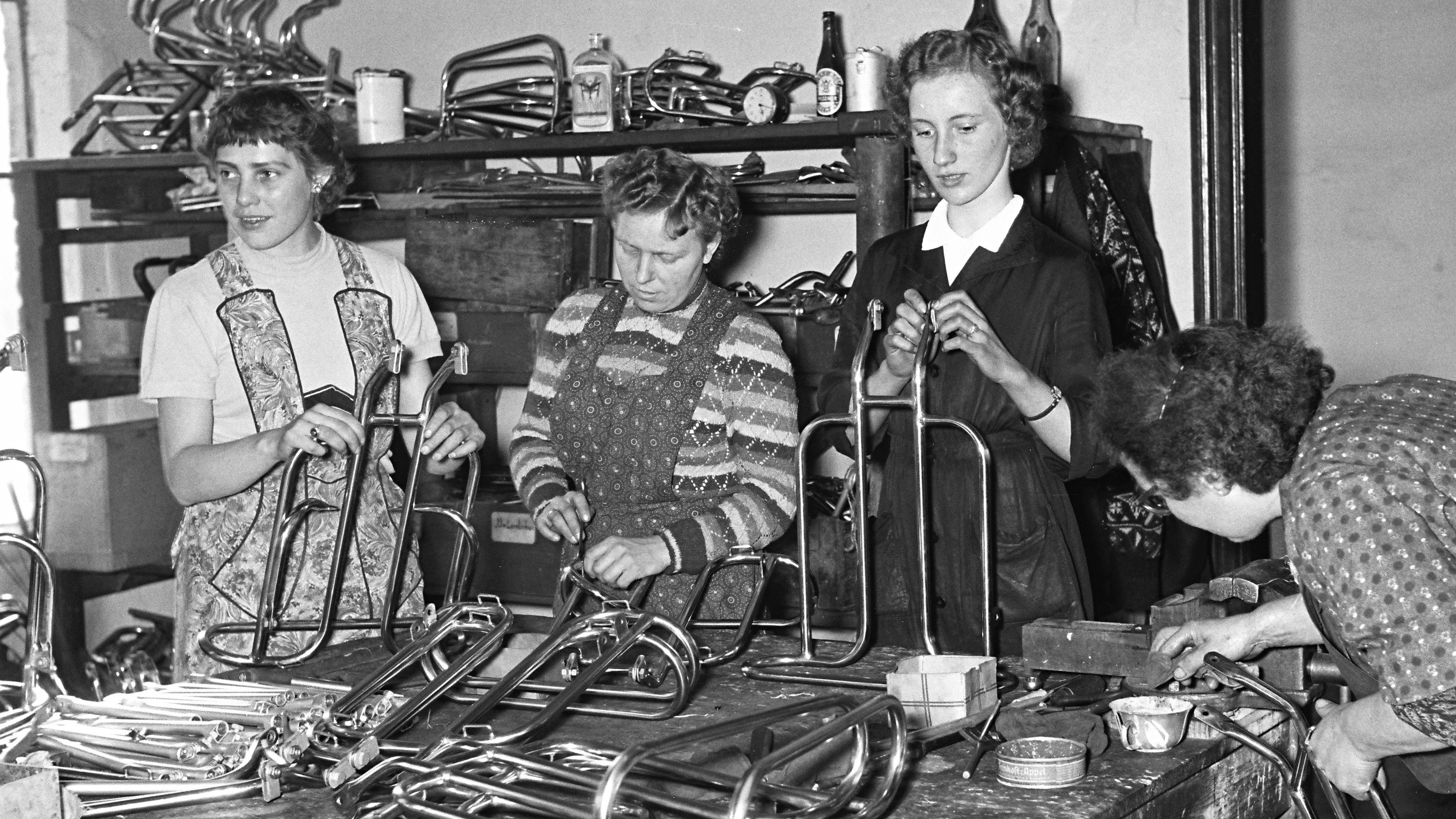 Frauen im Jahr 1955 bei der Arbeit: In der Firma Lietz fertigten sie Gepäckträger aus Rohren. Foto: OV-Fotograf Heinz Zurborg