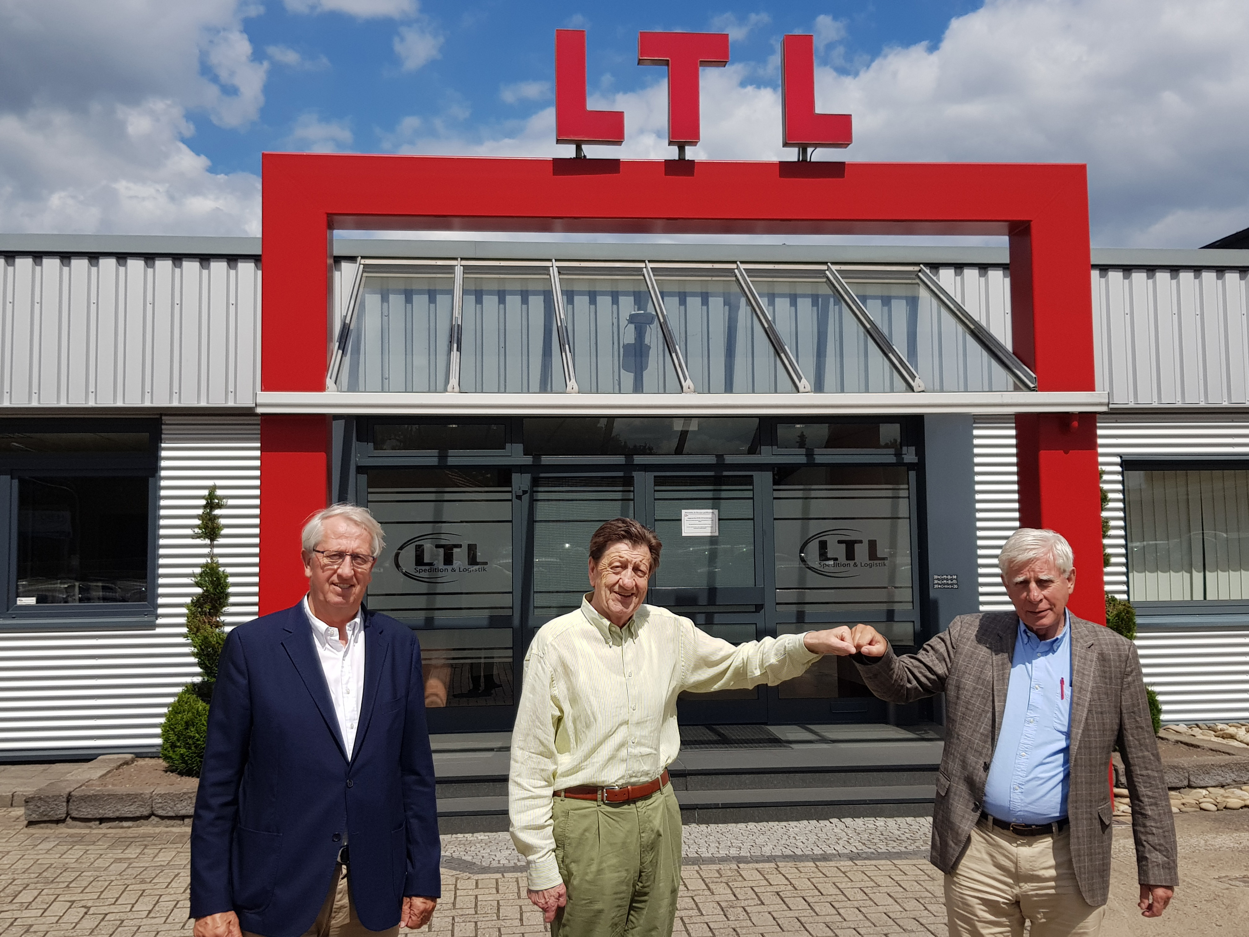 Sind sich einig: Ernst Nordlohne (Paul Schockemöhle Logistics), Manfred Arlinghaus (LTL – Lohner Transport Logistik) und Paul Schockemöhle. Foto: Schockemöhle