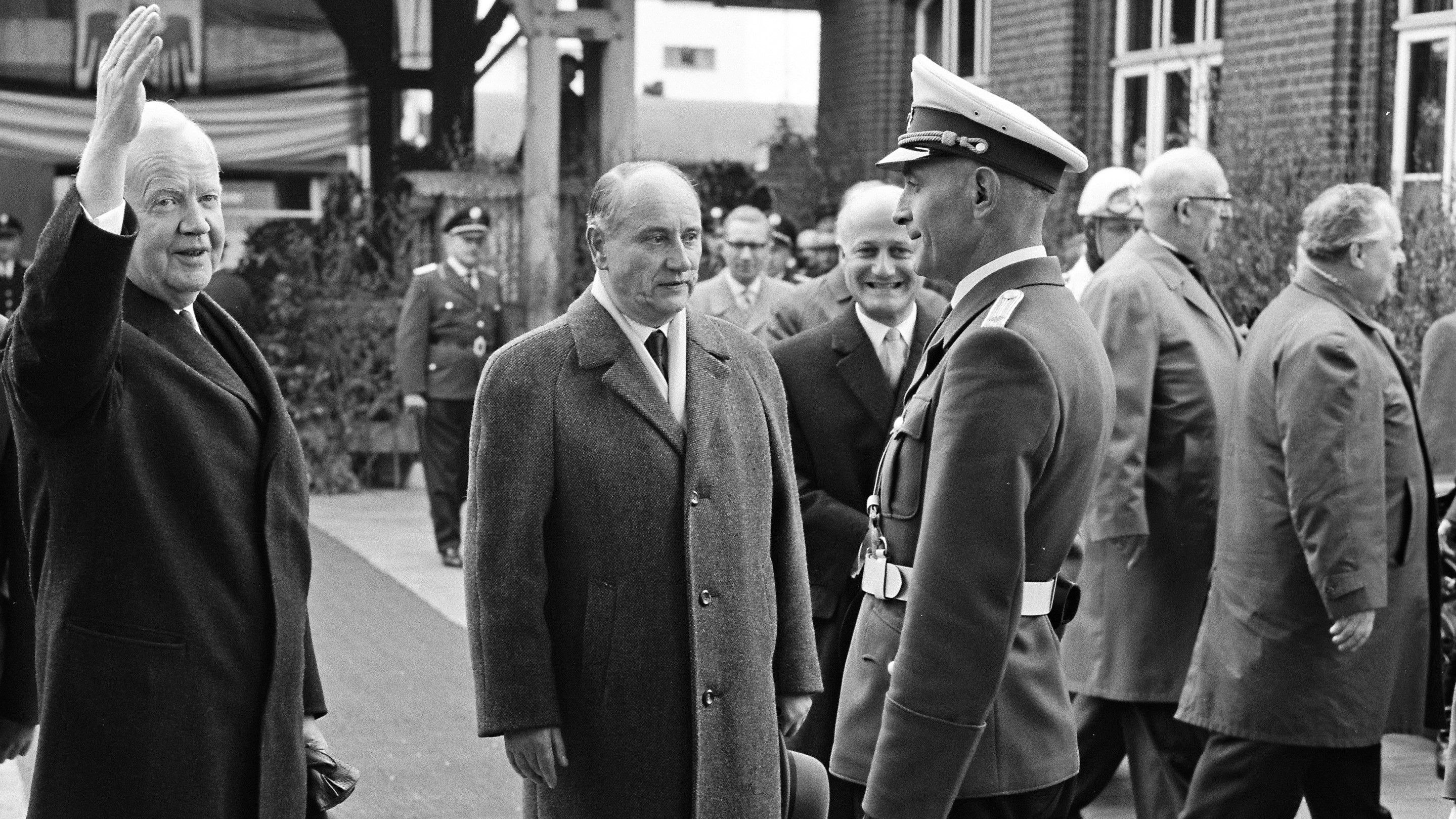 Bundespräsident Heinrich Lübke (links) kam 1962 in den Landkreis Cloppenburg.&nbsp; &nbsp;Foto: Archiv/Pille