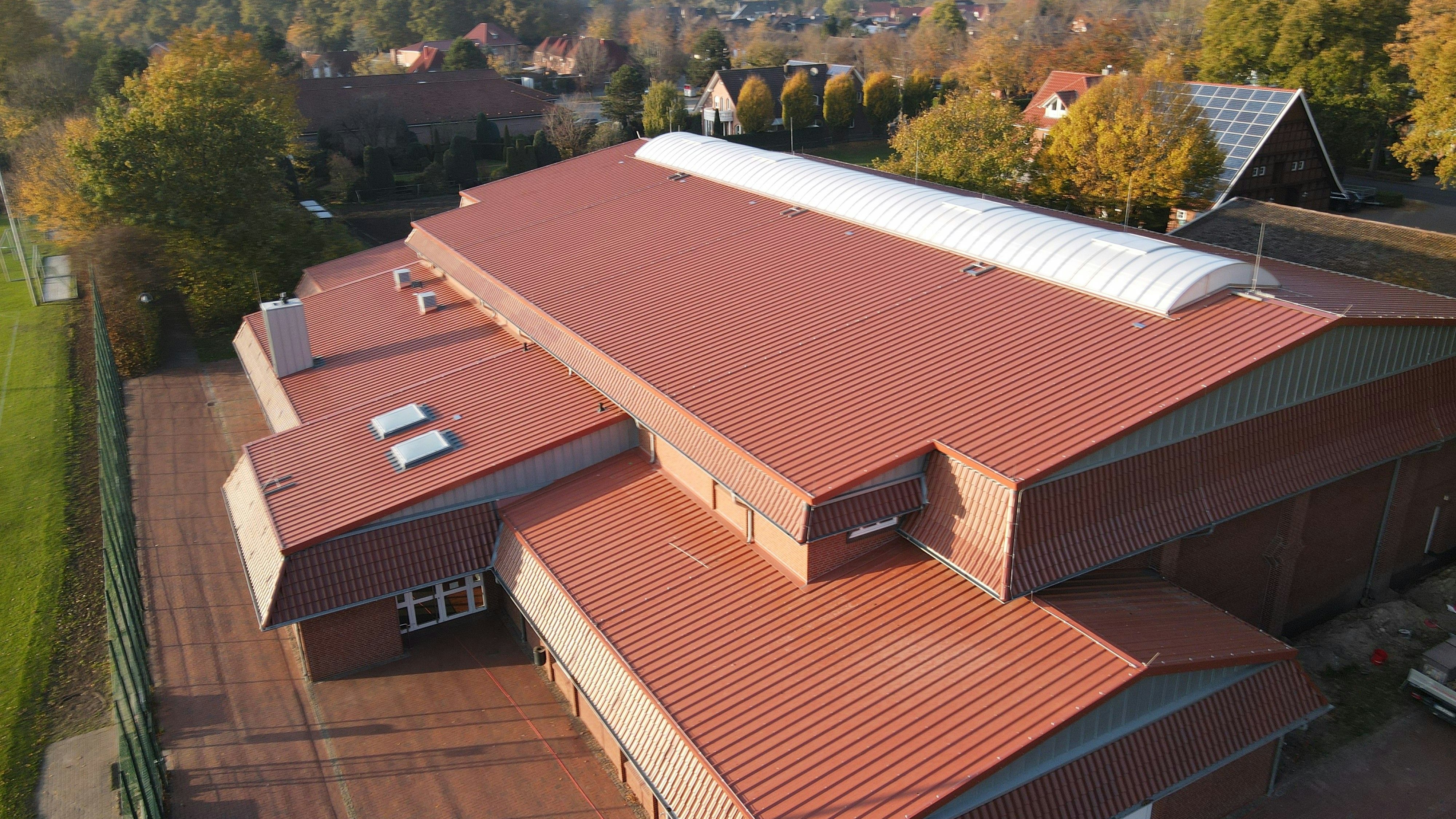 Neues Dach: 400.000 Euro hat alleine die Dachhaut gekostet. Die alten Pfannen hatten nach über 30 Jahren ihren Dienst getan. Foto: Gemeinde Cappeln
