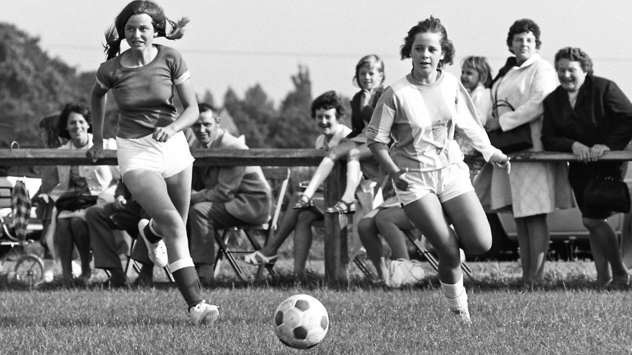Dieses Foto von 1971 sorgte für Gesprächsstoff: Viele Lutter fragten sich, wer die beiden Fußballerinnen sind. Die Antwort: Maria Freese (links) und Monika Bardelmann. Foto: Archiv