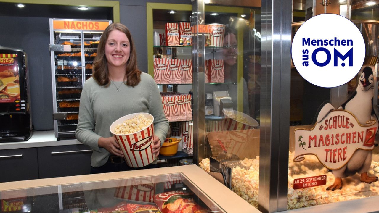 Service wird groß geschrieben: Das Team des Capitol Kinos Lohne um Lydia Stuntebeck versorgt die Gäste natürlich auch mit frischem Popcorn und leckeren Nachos. Foto: Klöker