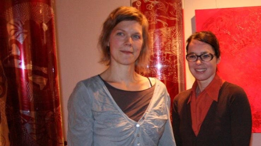 Haben mit ihren Arbeiten Eindruck hinterlassen: Die Künstlerinnen Ilka Meyer (links) und Kerstin Vornmoor.  Archivfoto: Landwehr