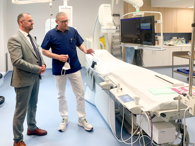 Demonstration: Der Vechater Mediziner Dr. Achim Gutersohn zeigt Dr. Arsim Berisha im Marienhospital die neue kardiologische Abteilung. Foto: Siemer