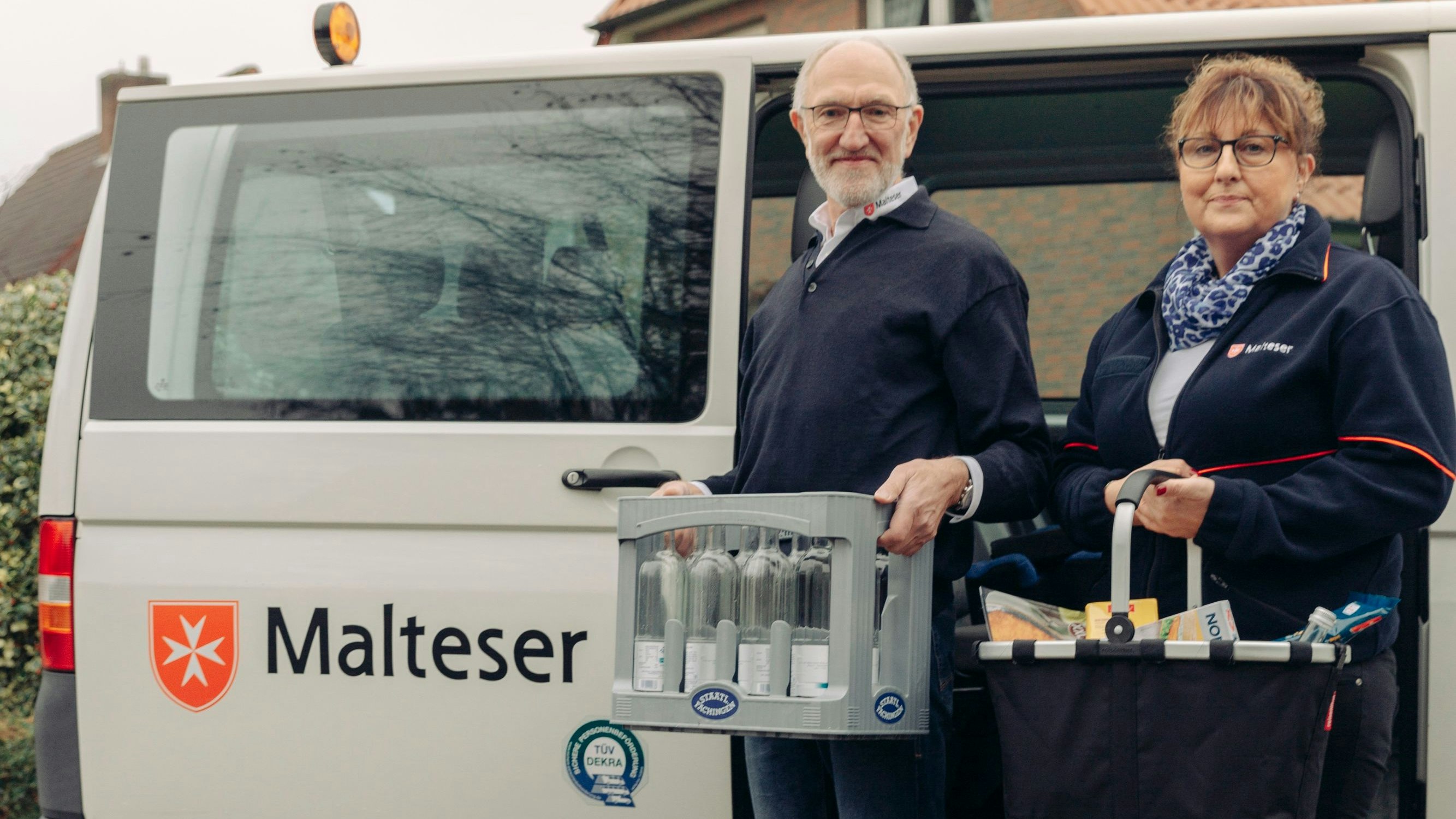 Sie helfen gern beim Tragen: Gerd Dumstorff und Marlen Schmidt organisieren das Angebot des Mobilen Einkaufswagens in Friesoythe und im Saterland.&nbsp; &nbsp; Foto: Windus