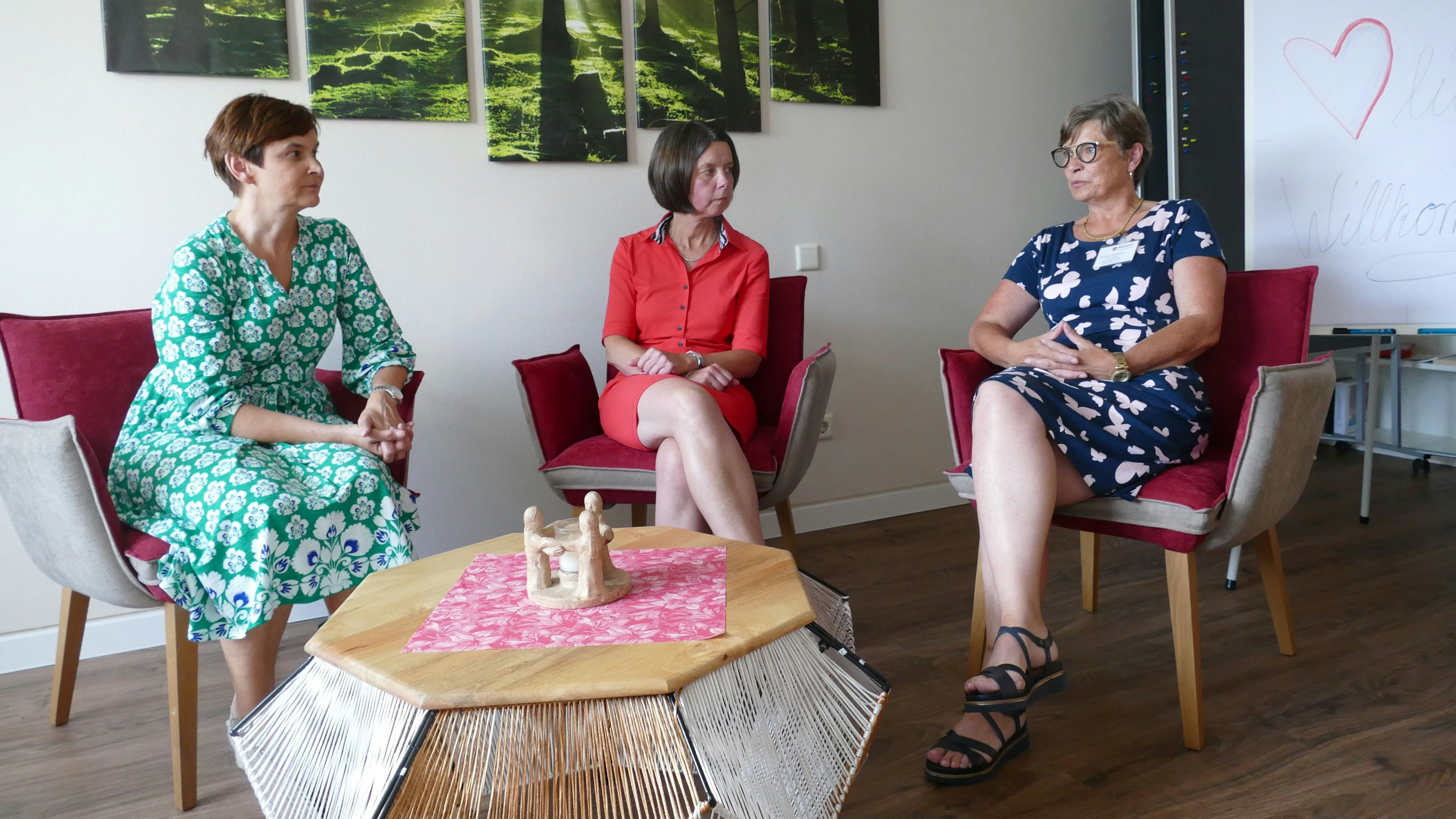 Hospiz-Koordinatorin Marlies Steenken (rechts) spricht mit den Hospizbegleiterinnen Anke Roter-Klinker (links) und Hildegard Reiners über ihre Arbeit mit Sterbenden und Trauernden. Foto: Stix