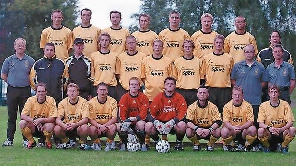Topmannschaft: Der VfL Löningen mit Trainer Daniel Breher (ganz rechts in schwarzer Jacke) spielte in der Saison 2005/2006 in der Fußballbezirksoberliga eine überragende Serie. Archivfoto: Wulfers