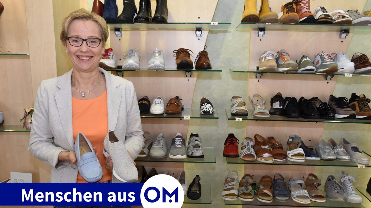 In ihrem Element: Maria Fangmann kennt sich mit Schuhen für Damen, Herren und Kinder sowie dem entsprechenden Zubehör aus. Foto: Klöker