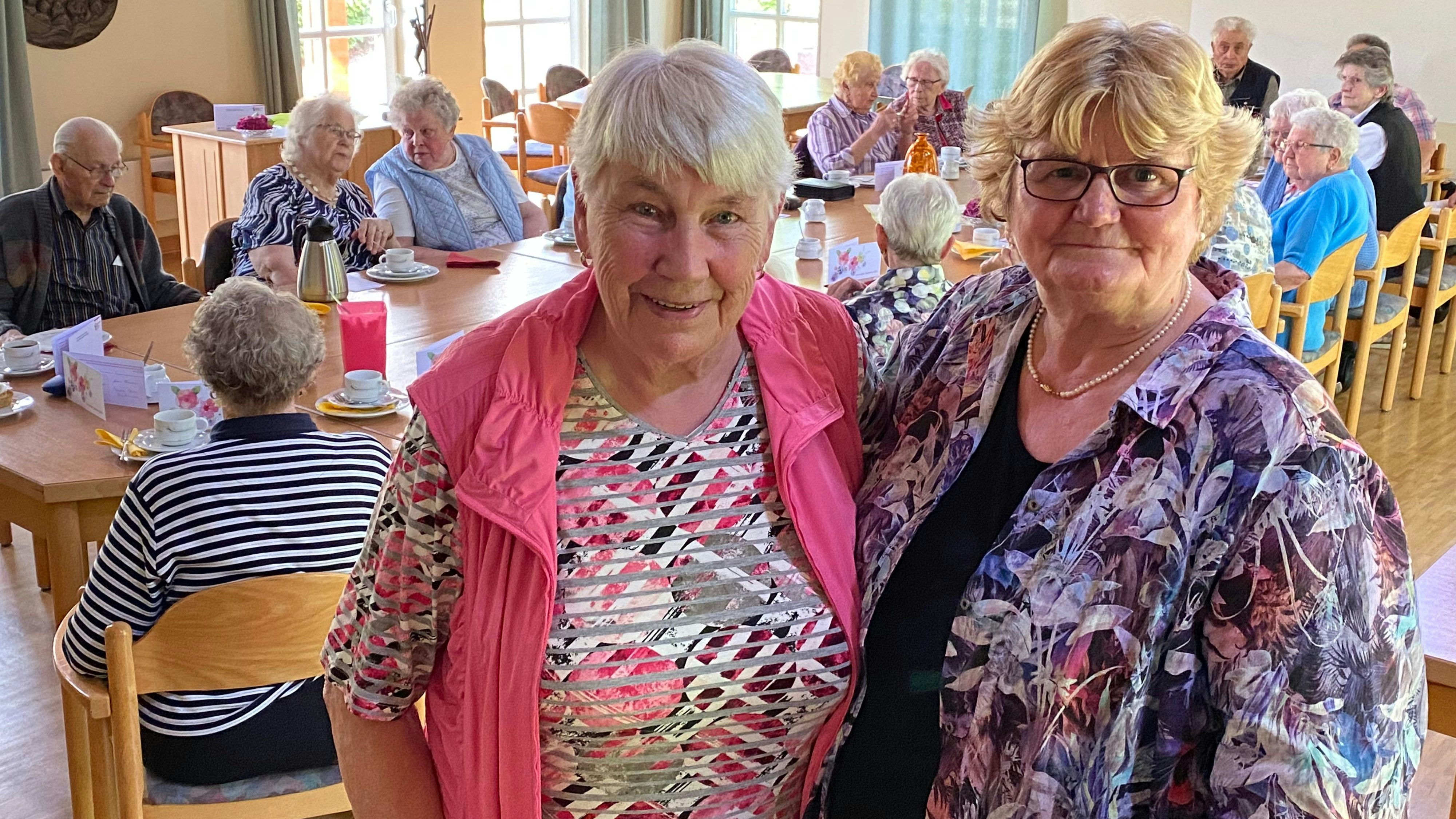 Stabwechsel: Maria Hömmen (links) gibt nach 30 Jahren die Leitung der Altenoyther Seniorengemeinschaft an Gerda Elsen-Dieckmann ab. Foto: Claudia Wimberg