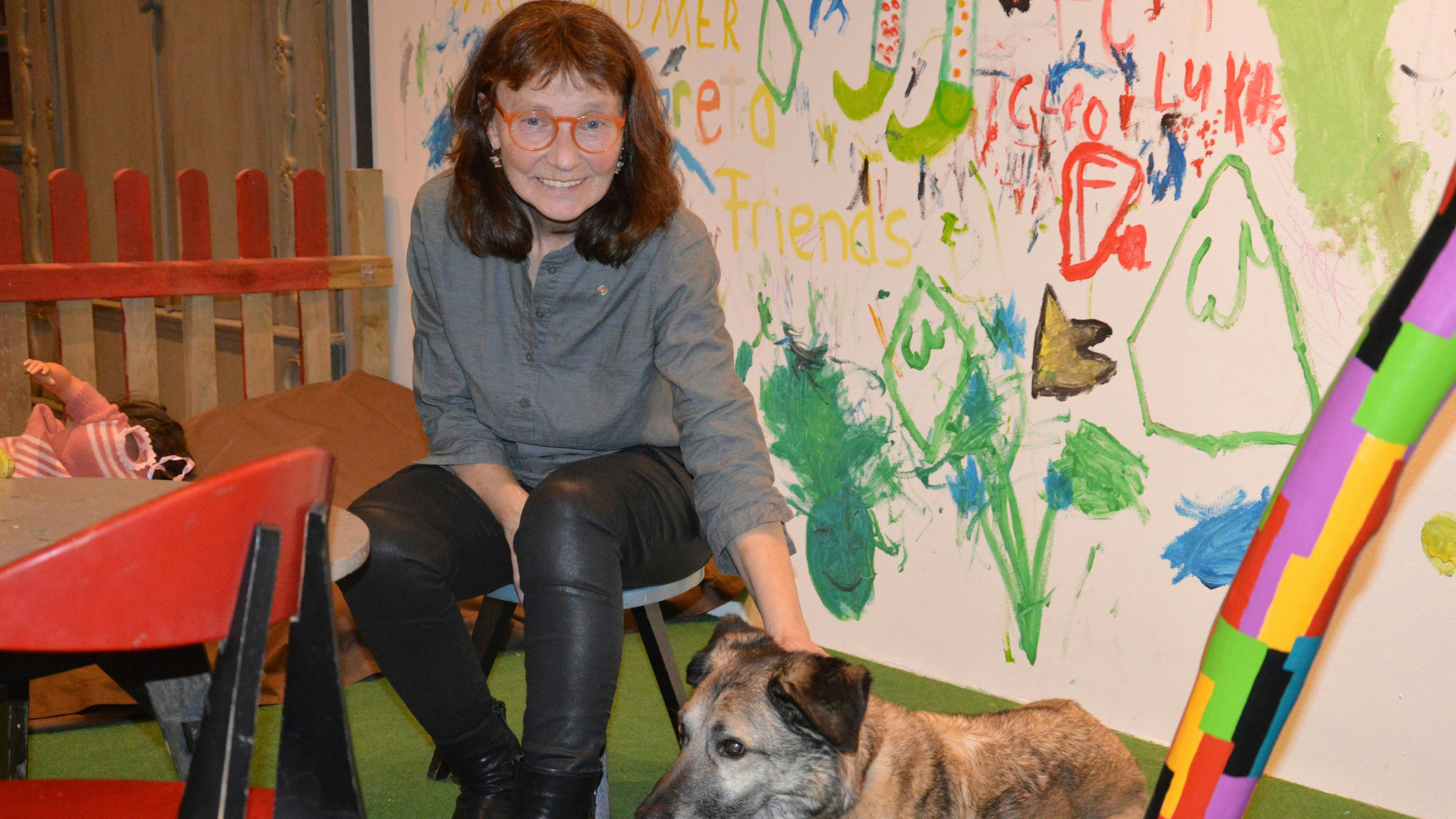Ein gern gesehener Gast: Museumspädagogin Maria Thien freut sich, wenn Pauli, der Hund einer Kollegin, in der Museumspädagogik vorbeischaut. Foto: Wienken