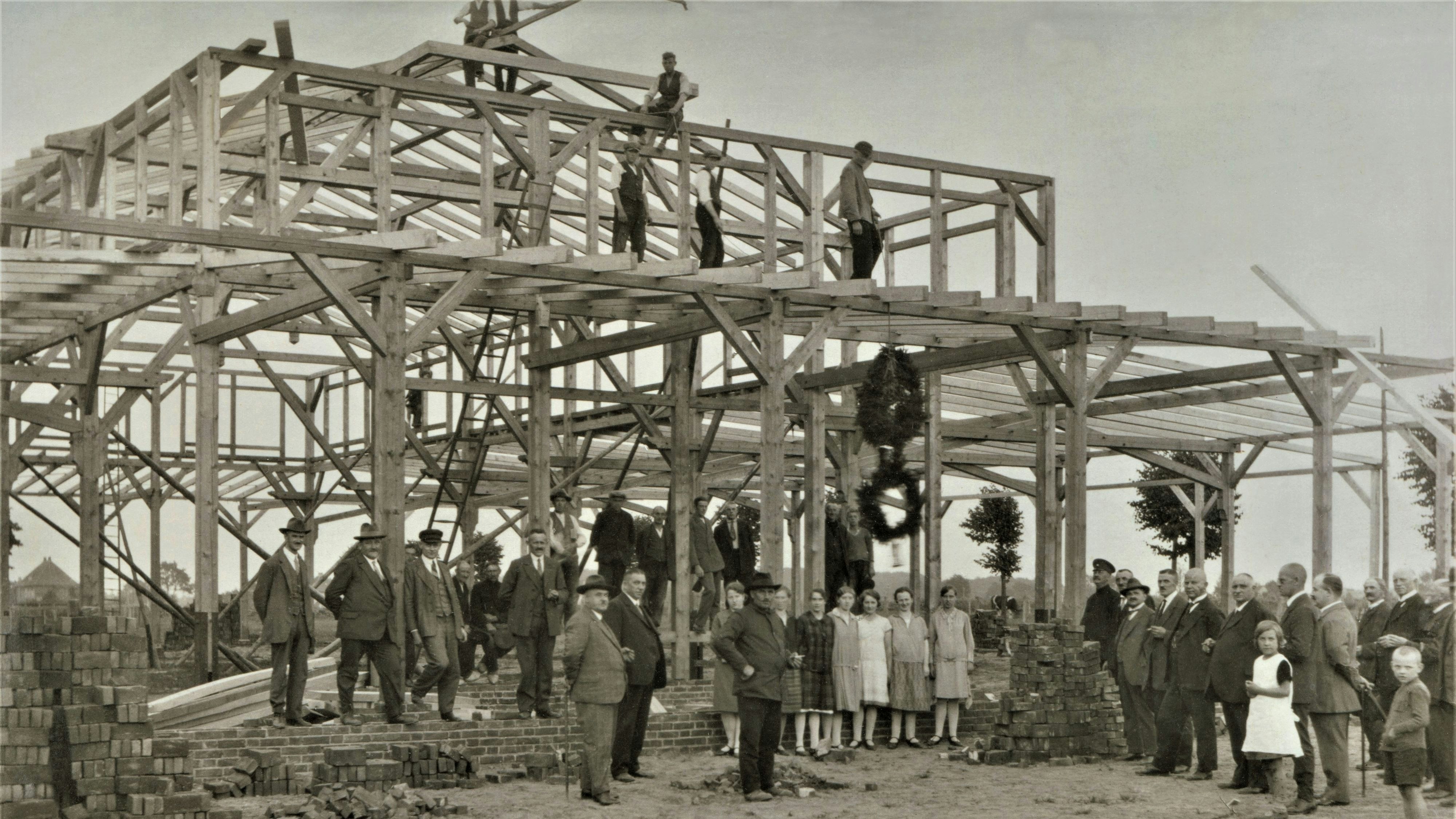Richtfest im Jahr 1929: Die Holzkonstruktion der Münsterlandhalle trägt sich bis heute selbst.&nbsp; &nbsp;Foto: Sammlung des Architekten Albert Wüstefeld