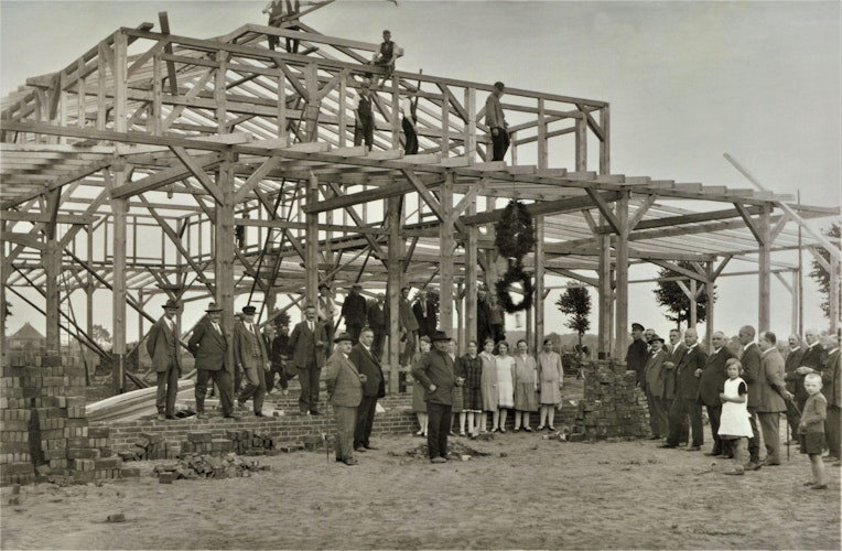Richtfest im Jahr 1929: Die Holzkonstruktion der Münsterlandhalle trägt sich bis heute selbst. Foto: Sammlung des Architekten Albert Wüstefeld