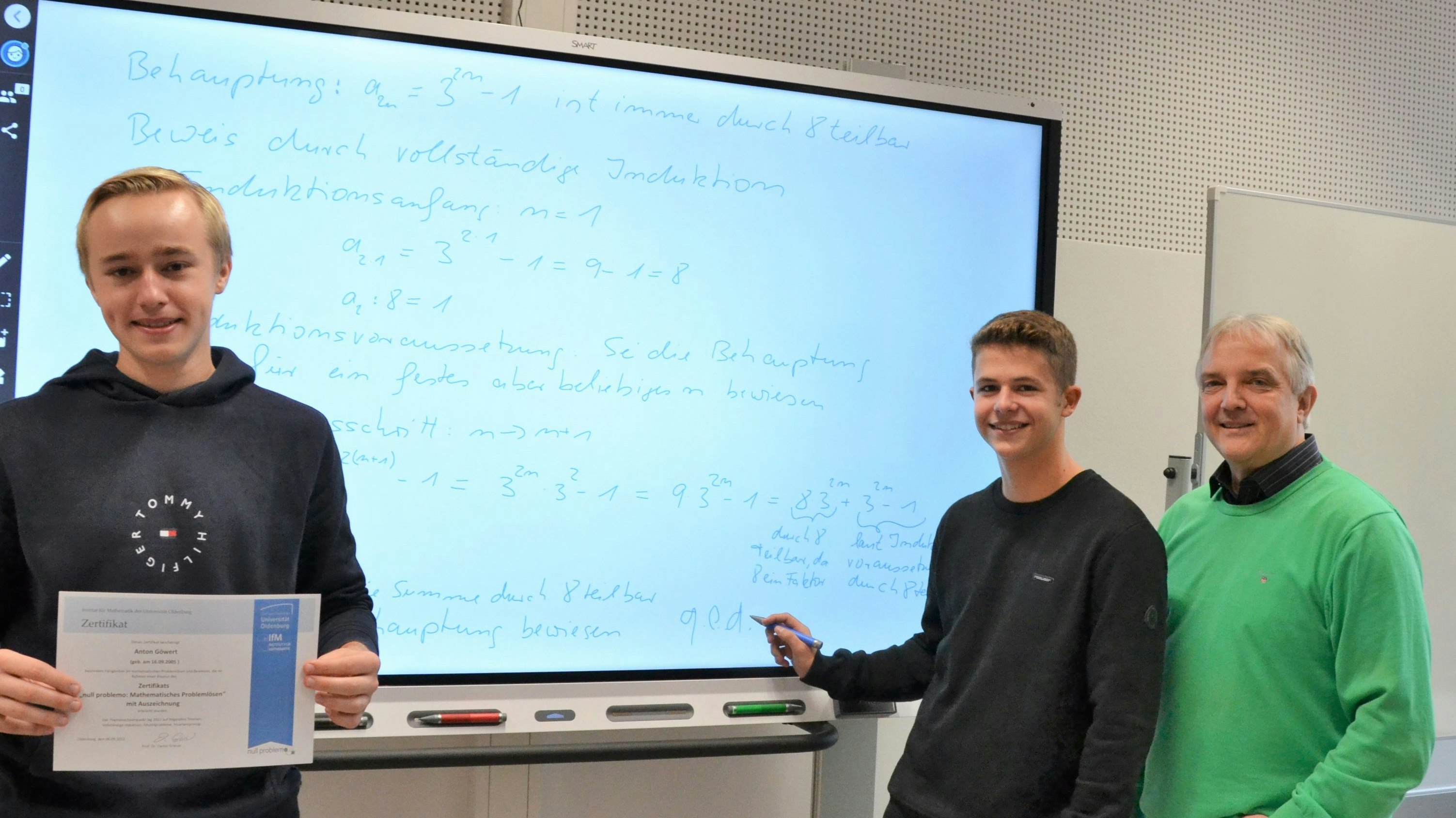 Beantworten komplexe Fragen (von links): Anton Göwert und Justus Gieseler absolvierten den Uni-Kurs. Mathematiklehrer Frank Leonhardt unterstützte sie dabei. Foto: G. Meyer