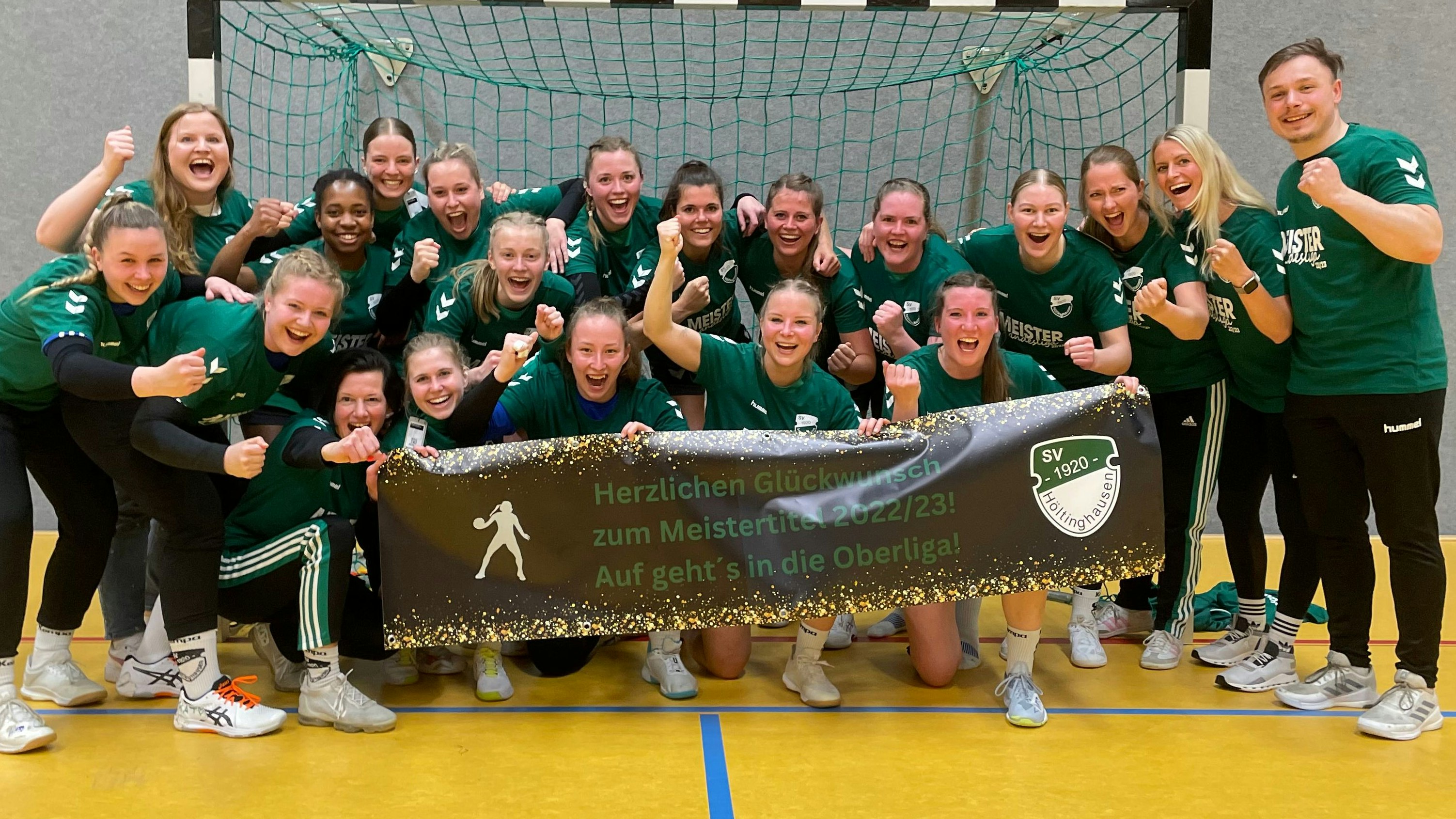 Der neue Meister der Landesliga: Die Handballballfrauen des SV Höltinghausen hatten nach dem 25:23-Sieg in Goldenstedt allen Grund zu feiern. Foto: Langosch