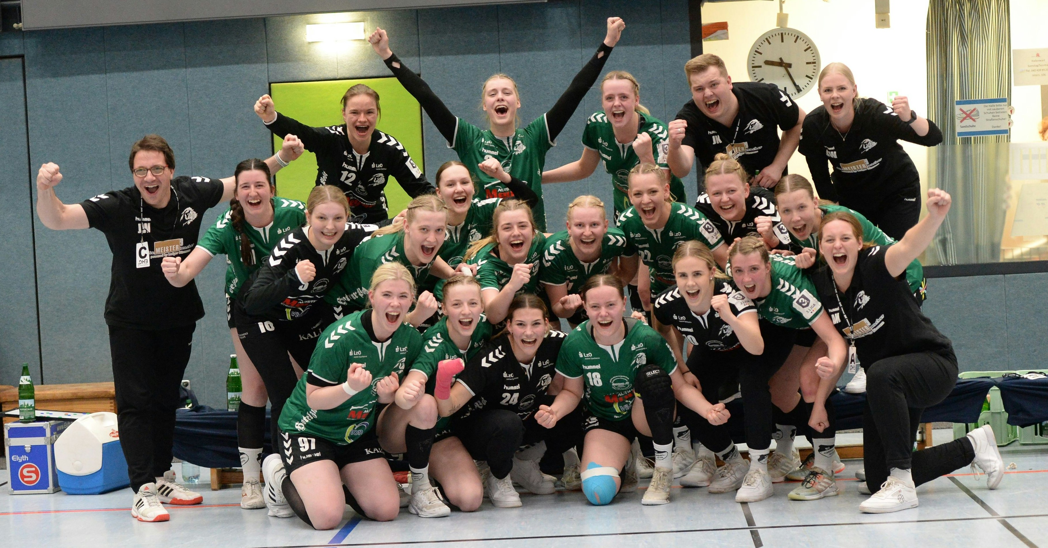 Meisterlicher Jubel: Die Handballfrauen des BV Garrel feiern den Titel in der 3. Liga. Foto: Langosch