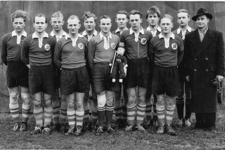 Die erste Meisterschaft: Im Jahr 1955 wird Georg Rohenkohl (7. von links) mit dem VfL Oythe Erster in der Kreisklasse. Foto: privat