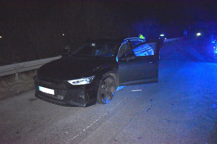 Dieser Audi RS 6 wurde während der Flucht nach einer Geldautomatensprengung in Melle im Februar 2022 bei Osnabrück gestoppt. Jetzt konnten durch die Ermittlungen zwei der drei flüchtigen Täter gefasst werden.

Bild: Polizei Osnabrück