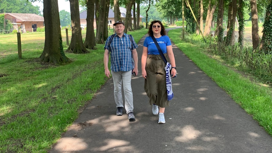 Weiter Weg: Angelika und Michael Menzen wandern vielfach durch beschauliche Landschaften ins Ruhrgebiet. Das Wetter spielt dabei meistens mit.