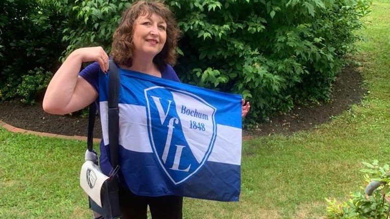 Seit 30 Jahren Fan des VfL Bochum: Angelika Menzen ist durchs Medizinstudium in die Stadt gekommen. Fotos: Menzen