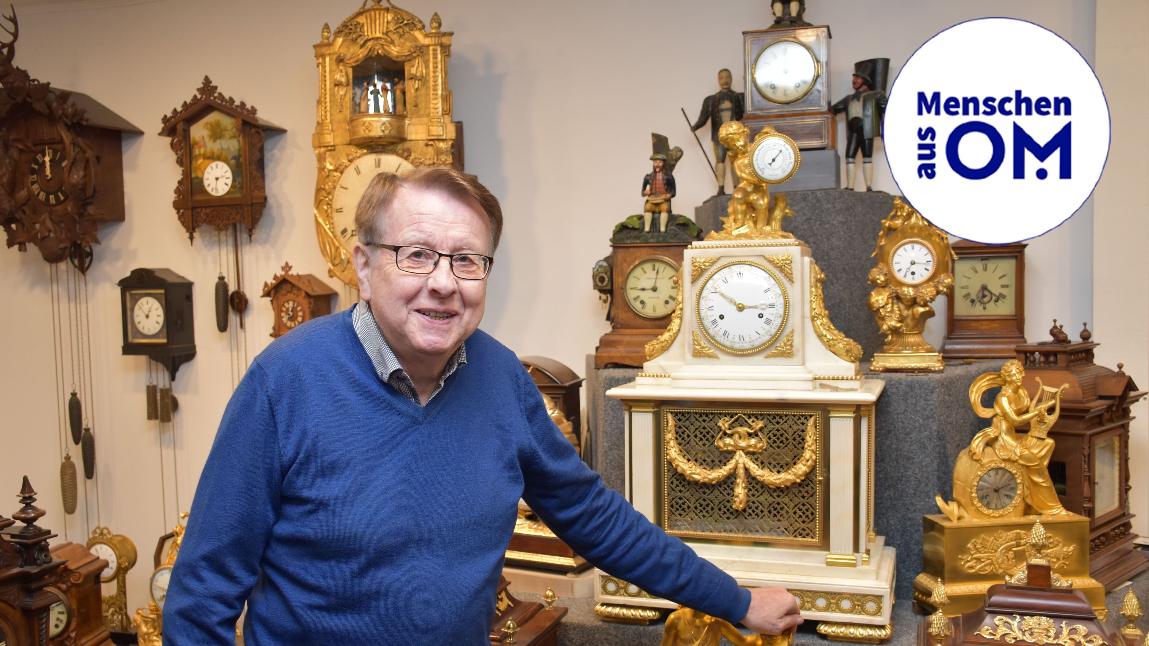 Heinrich Engelmann inmitten seiner größten Schätze. Er sammelt und restauriert historische Uhren. Foto: Wehring