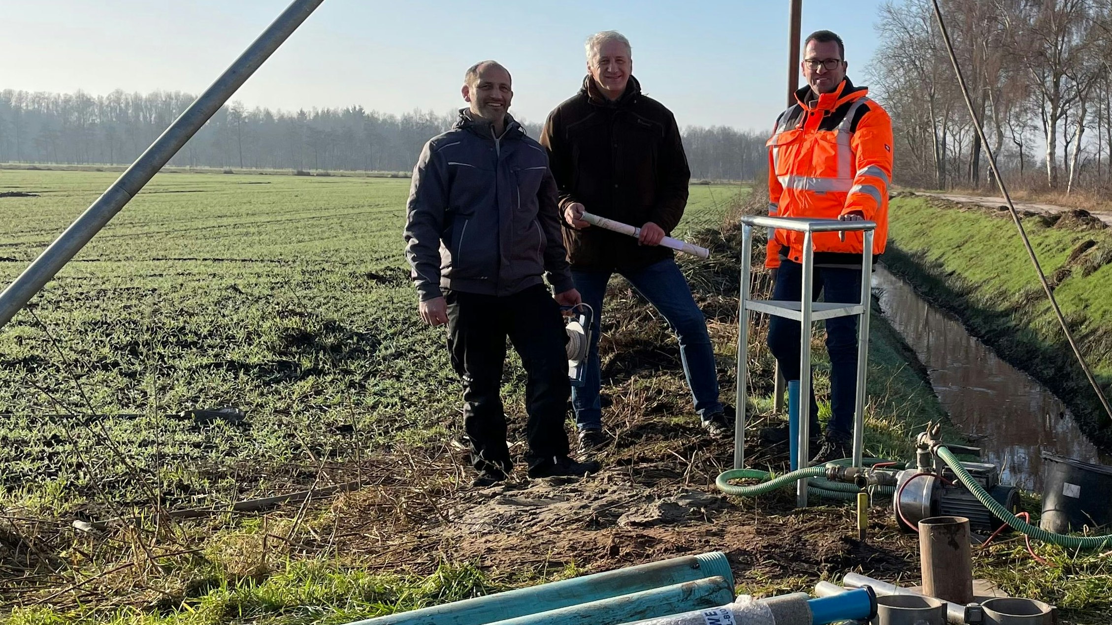 Erster Messpunkt steht: Elmar Preut (von links), Martin Windhaus und Hendrik Judith sind gespannt, welche Ergebnisse das "nachhaltige Wasserressourcenmanagement Pehmertange" zutage fördert. Foto: Stix