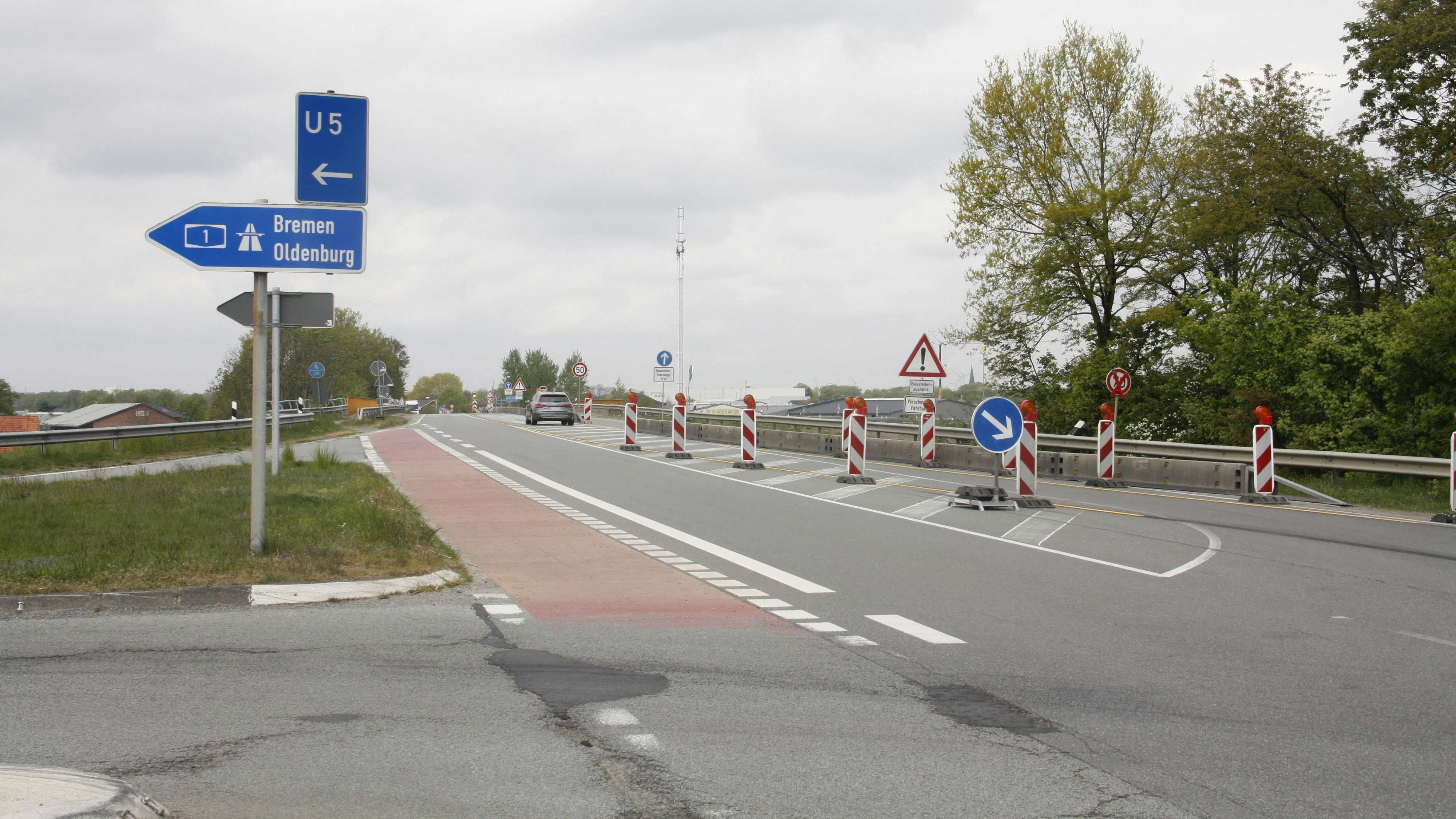 Soll bald abgerissen und vollständig erneuert werden: die Autobahnbrücke an der Anschlussstelle A1 in Neuenkirchen-Vörden auf der Höhe der Landesstraße 76.&nbsp; Foto: Thomes