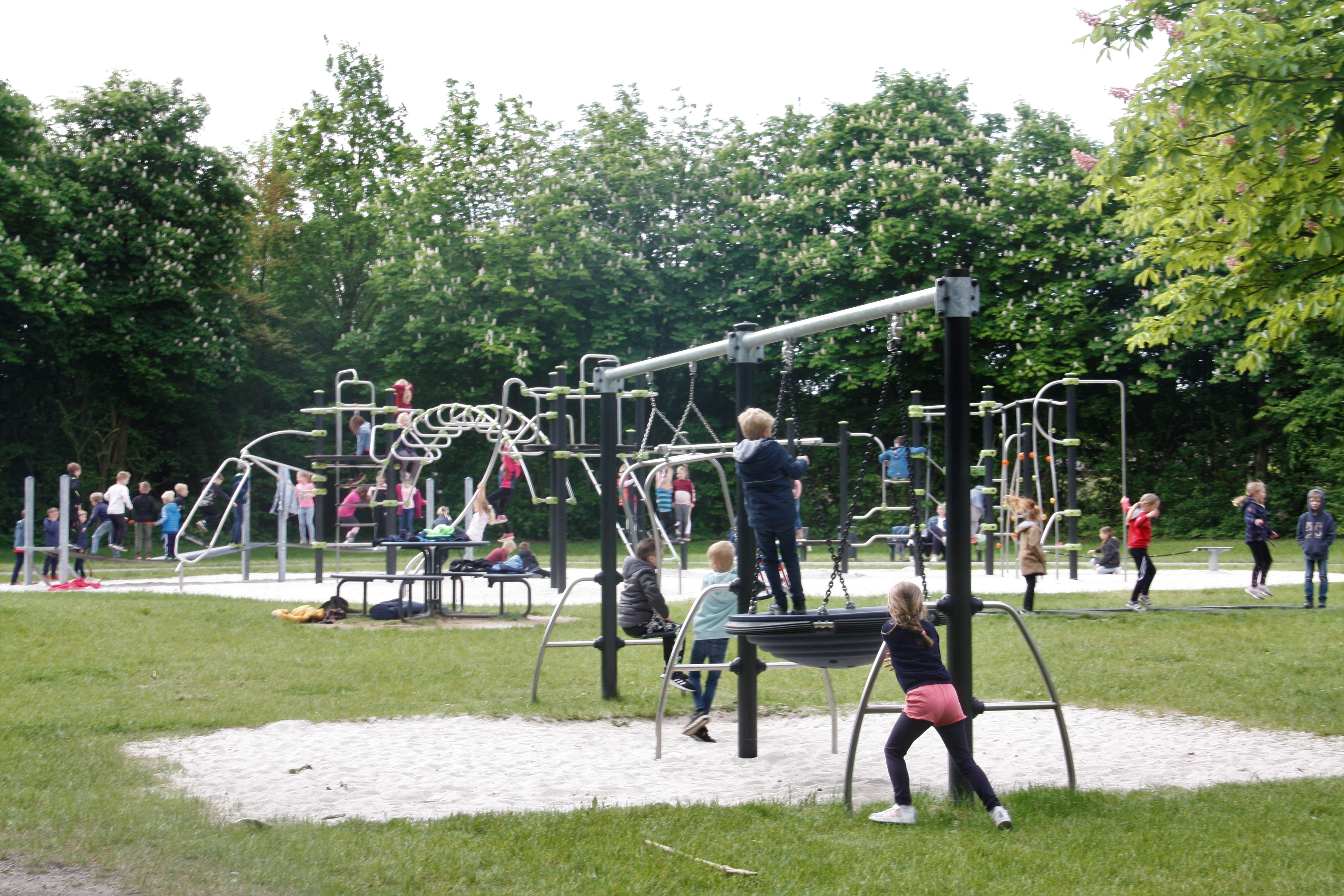 Die Kinder der Grundschule Cappeln auf dem Dorfspielplatz. Foto: Thomes