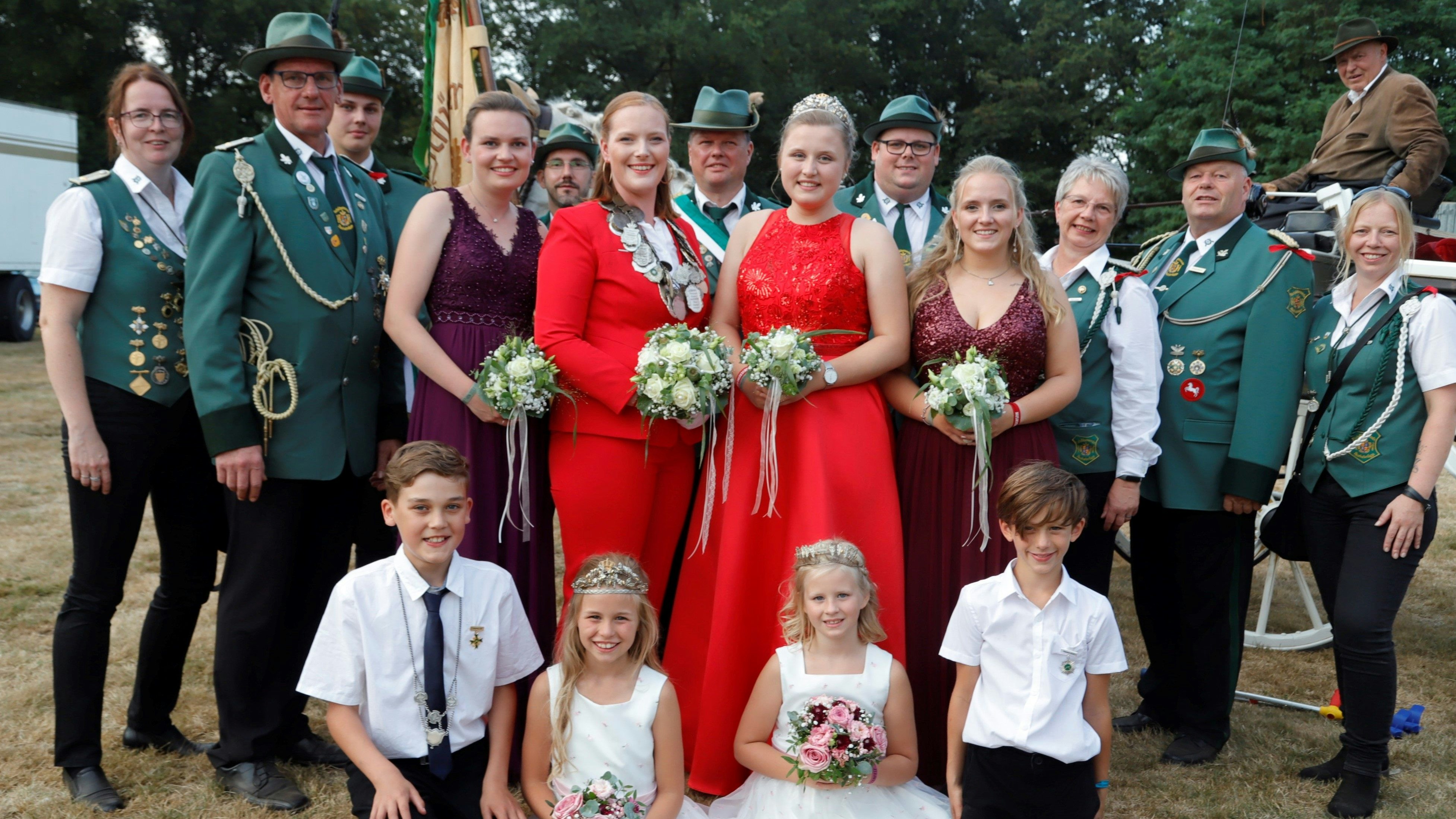 Farbenfroh präsentiert sich der neue Königsthron des Schützenvereins Harkebrügge mit Königin Eva-Maria Oeltjenbruns (Mitte mit Kette). Foto: Passmann