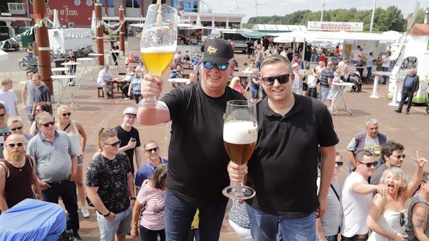 Barßeler heben die Gläser bei Bierfest-Premiere im Hafen