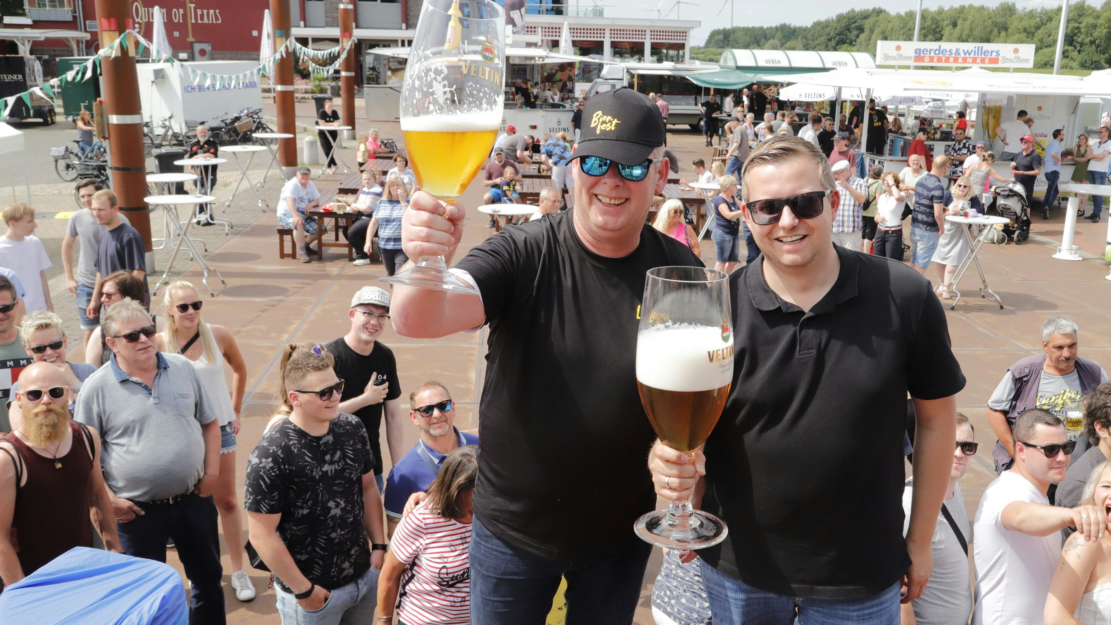 Prosteten den Besuchern zum Auftakt des ersten Barßeler Bierfests zu: (von links) Kultwirt Jan Lange und Bürgermeister Nils Anhuth.&nbsp; Foto: Passmann
