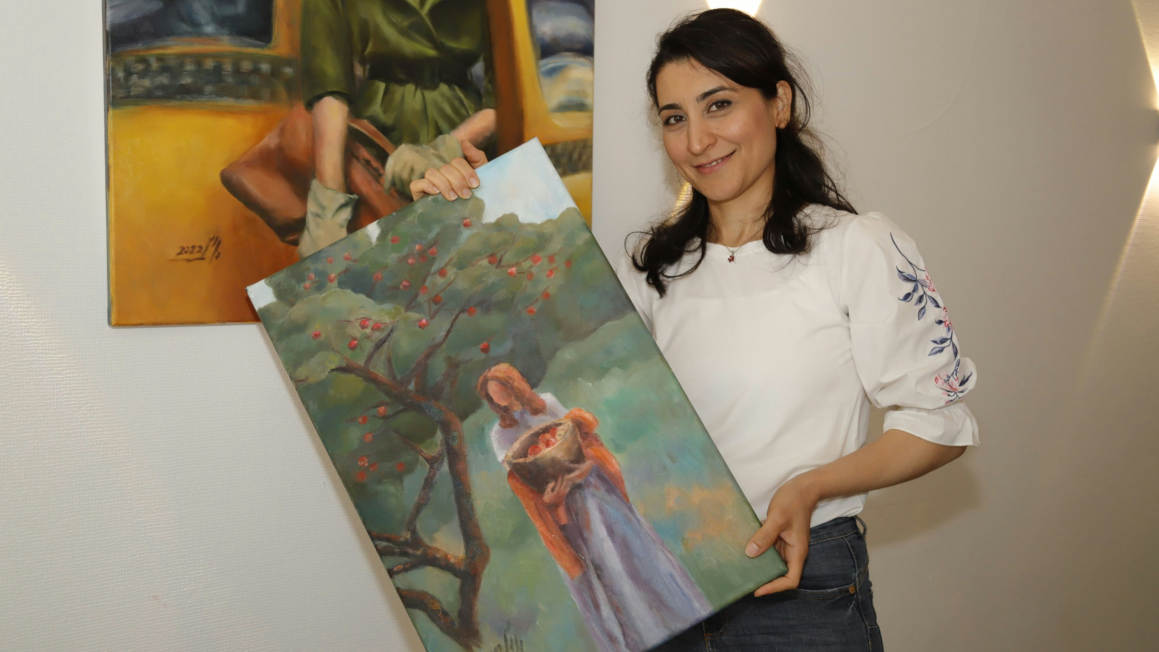 Eröffnung am Samstag: Ihre Werke zeigte Nazanin Etefagh bei einer Ausstellung im Strukeljer Mandehuus. Foto: C. Passmann