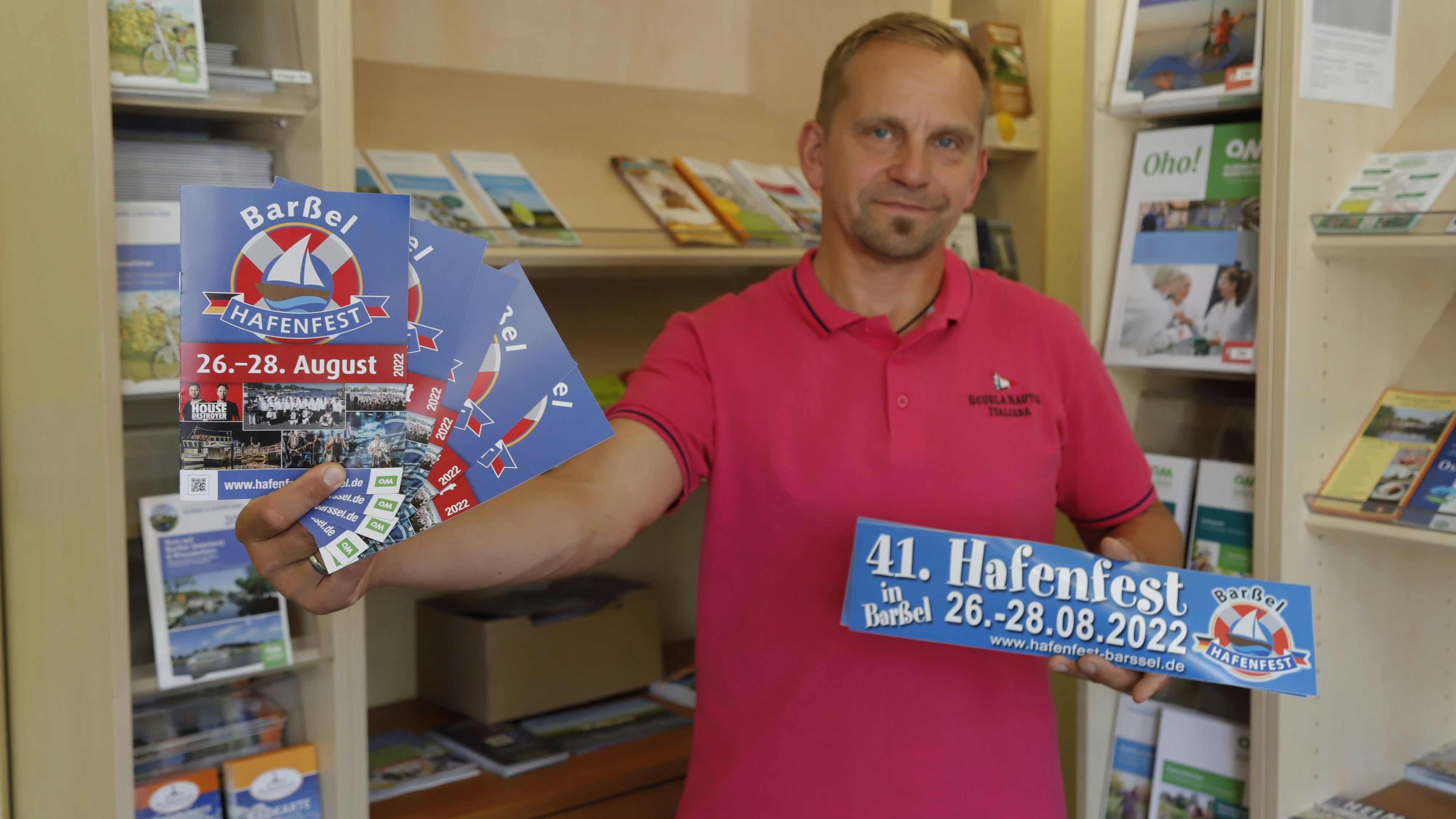 Maritime Atmosphäre: Mit Flyern und Schriftzügen wirbt der Geschäftsführer der Touristik Barßel-Saterland, Jens Lindstädt, für das 41. Hafenfest Ende August in Barßel. Foto: Passmann