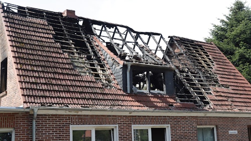Lauter Knall: Dachstuhl brennt vollständig aus