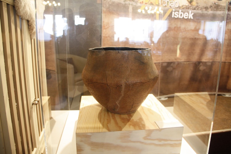 Historisches Fundstück aus der späten Bronzezeit (1000 v. Christus): Bei einer Ausgrabung in Rechterfeld wurde diese Urne gefunden. Sie ist mit Fingernagelabdrücken verziert und enthielt Knochen einer erwachsenen Person. Foto: Thomes