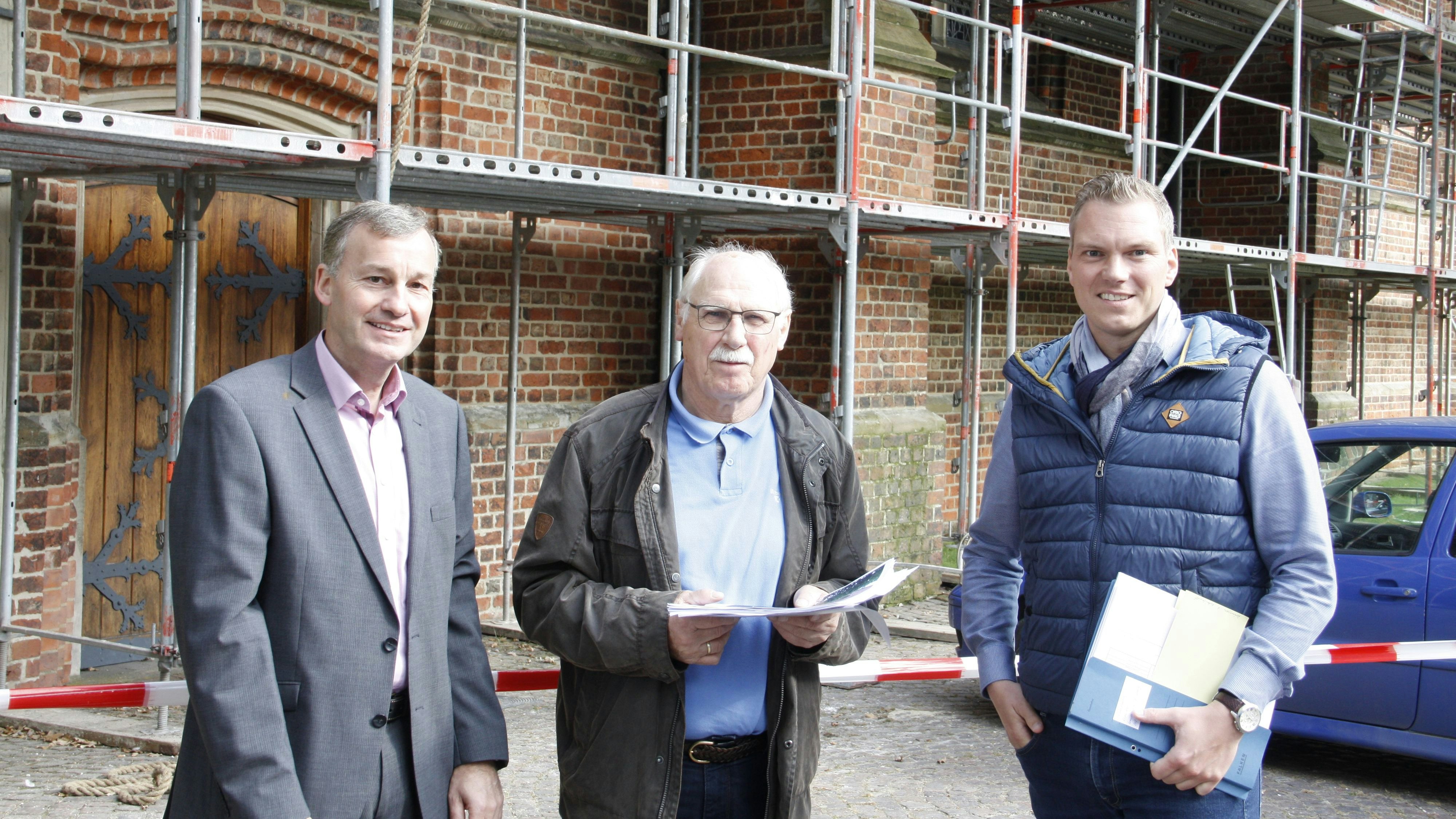 Freuen sich über eine bislang gelungene Sanierung: Markus Stukenborg (von links), Theo Dwertmann und Dennis Vaske. Foto: Technow