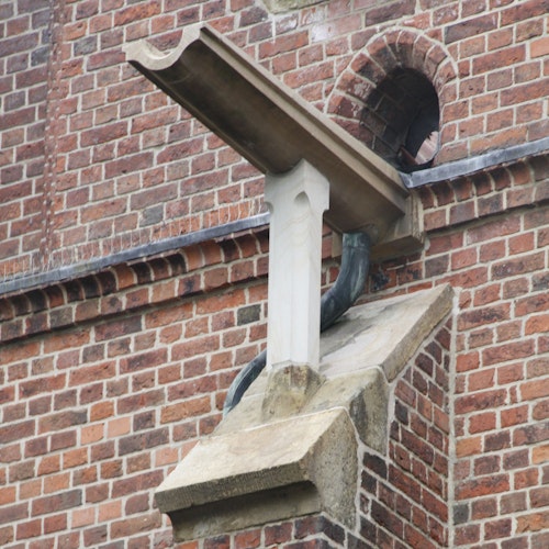 Aus alt mach neu: Einer der 3 renovierten Wasserspeier auf der Nordseite der Propsteikirche Vechta. Sie sollen Regenwasser bei Starkregen schnell vom Kirchendach abfließen lassen. Foto: Technow