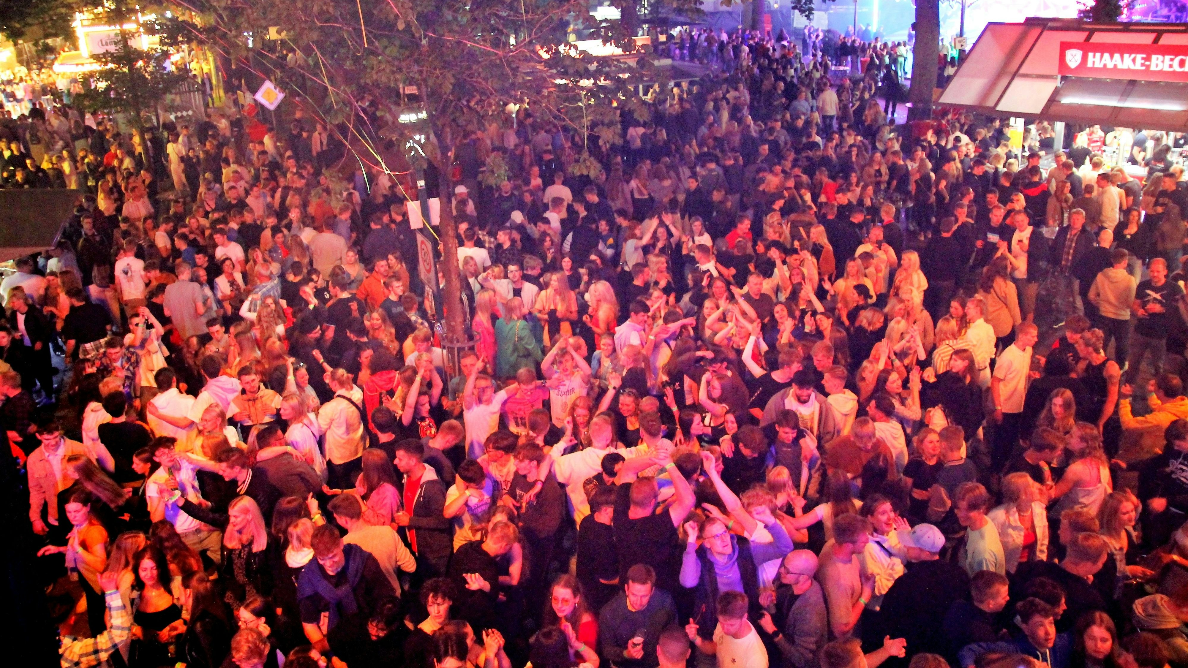 Die Party vor dem Partytower ist voll im Gange. Rund 3000 Feierwütige kamen Samstagnacht nach Lutten. Foto: HGV Lutten