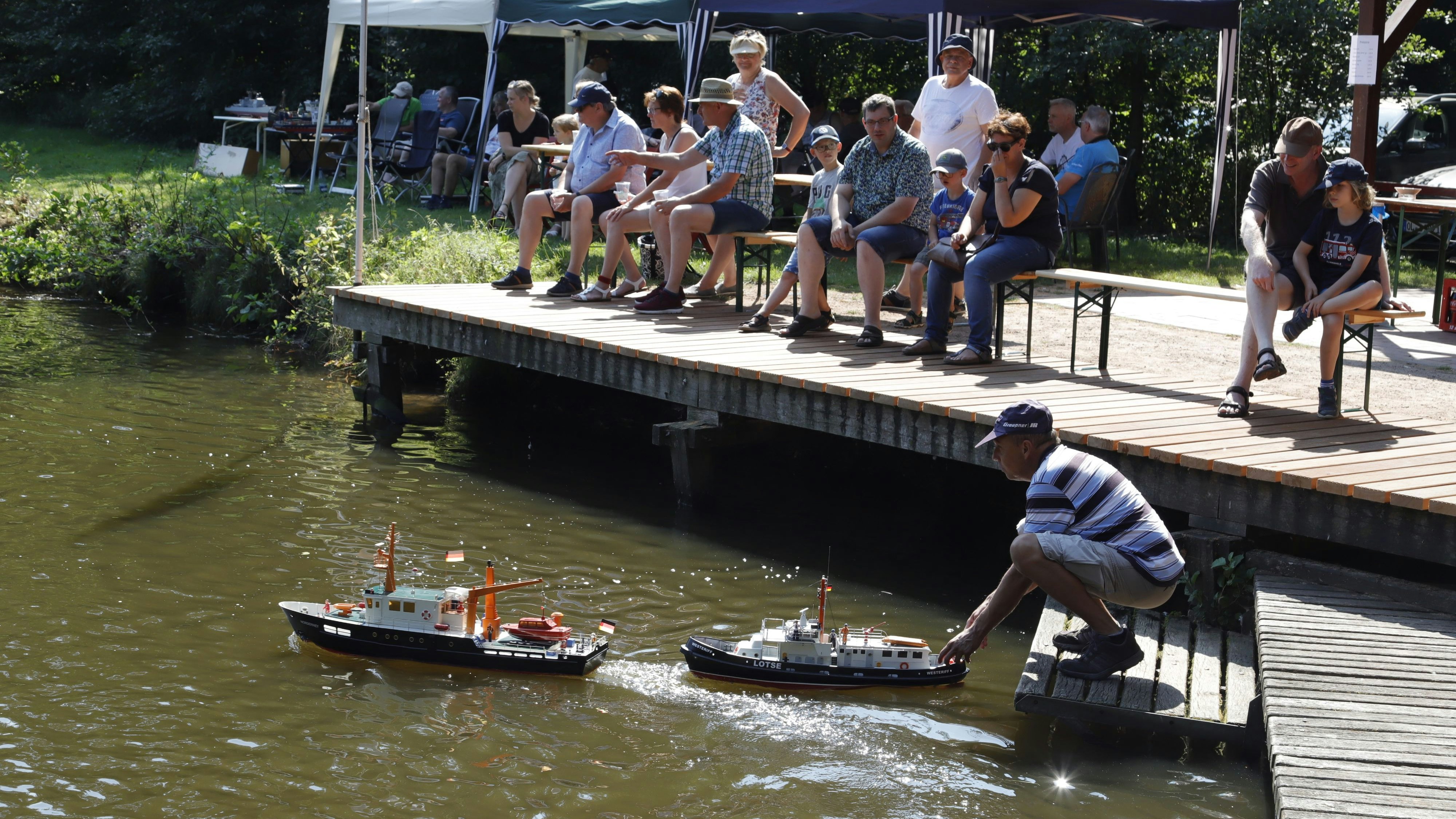 Kleine Boote auf großem Gewässer: An der Burgwiese präsentierten die Schiffseigner ihre Modelle beim Schaufahren des Schiffsmodellbauclubs Hansestadt Friesoythe. Foto: C. Passmann