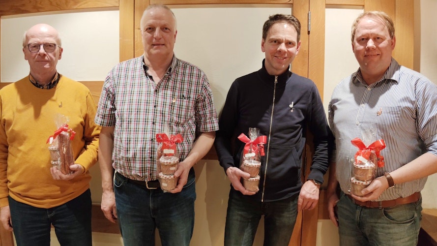 Sangestreue: (von links) Manfred Kotzur erhielt ein Präsent für 40 Jahre, Dirk gr. Heitmann für 10, Helmut Sprehe für 25 und Jörg Schlarmann ebenfalls für 10 Jahre bei Concordia Frohsinn. Foto: Röttgers