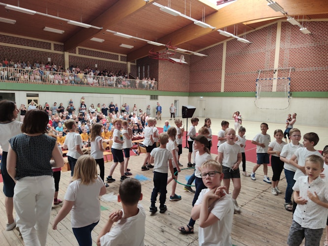 Es klappert die Mühle“ führen die Grundschüler vor rund 500 Gästen in der Sporthalle auf. Foto: Röttgers